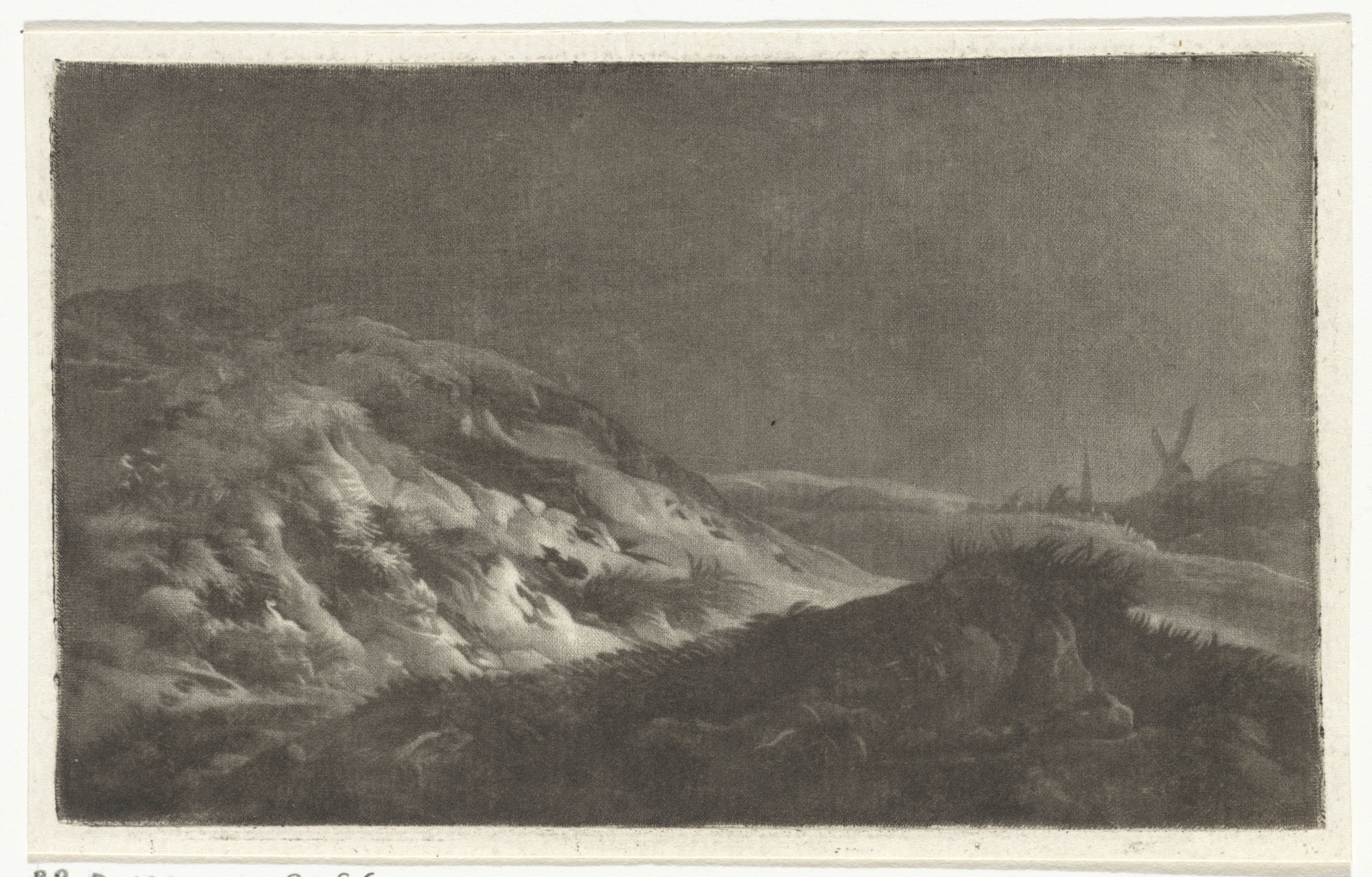Duinlandschap met in de achtergrond een kerktoren en een molen
