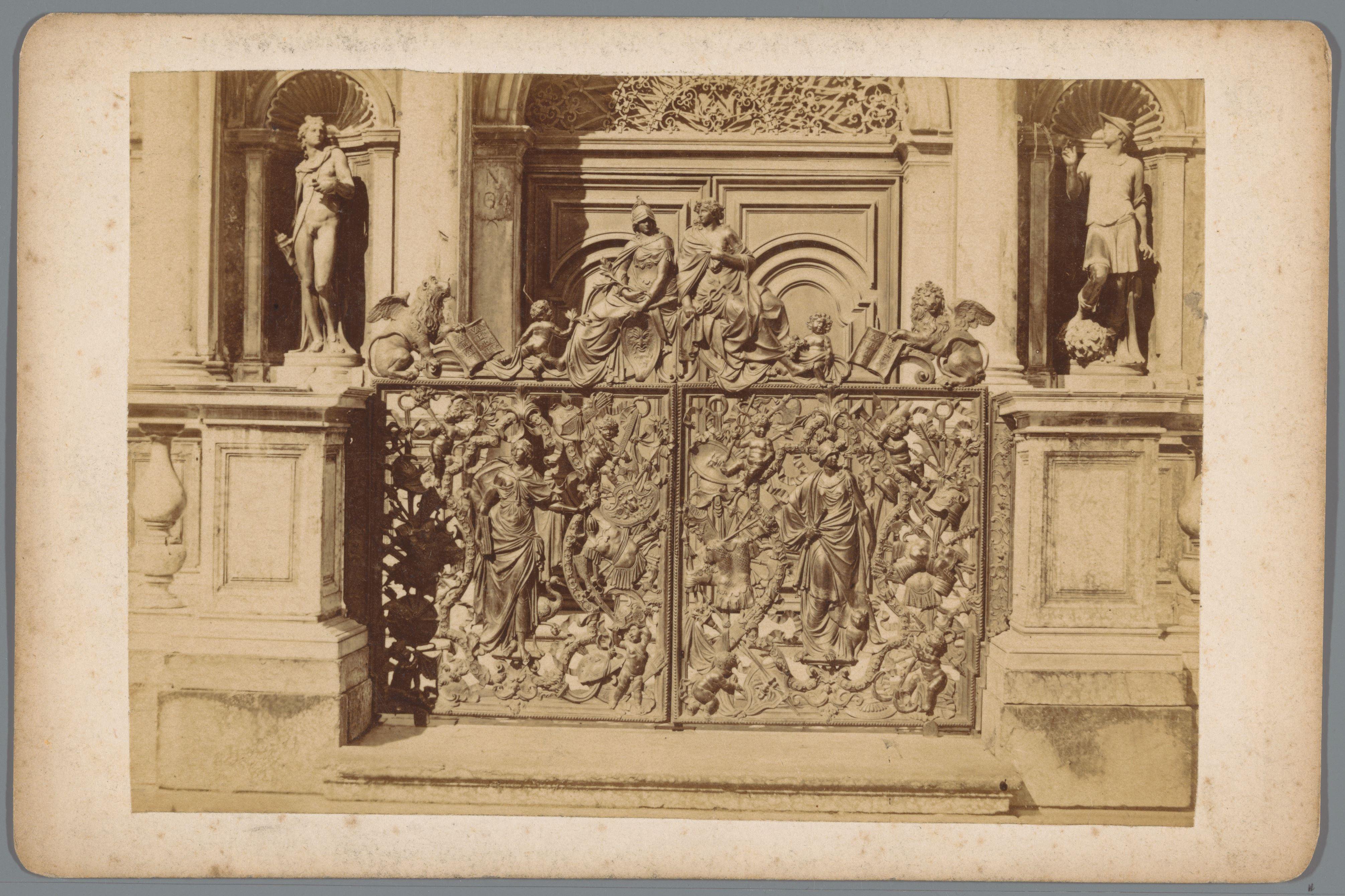 Hekwerk gedecoreerd mensen, putti en leeuwen met vleugels en boeken
