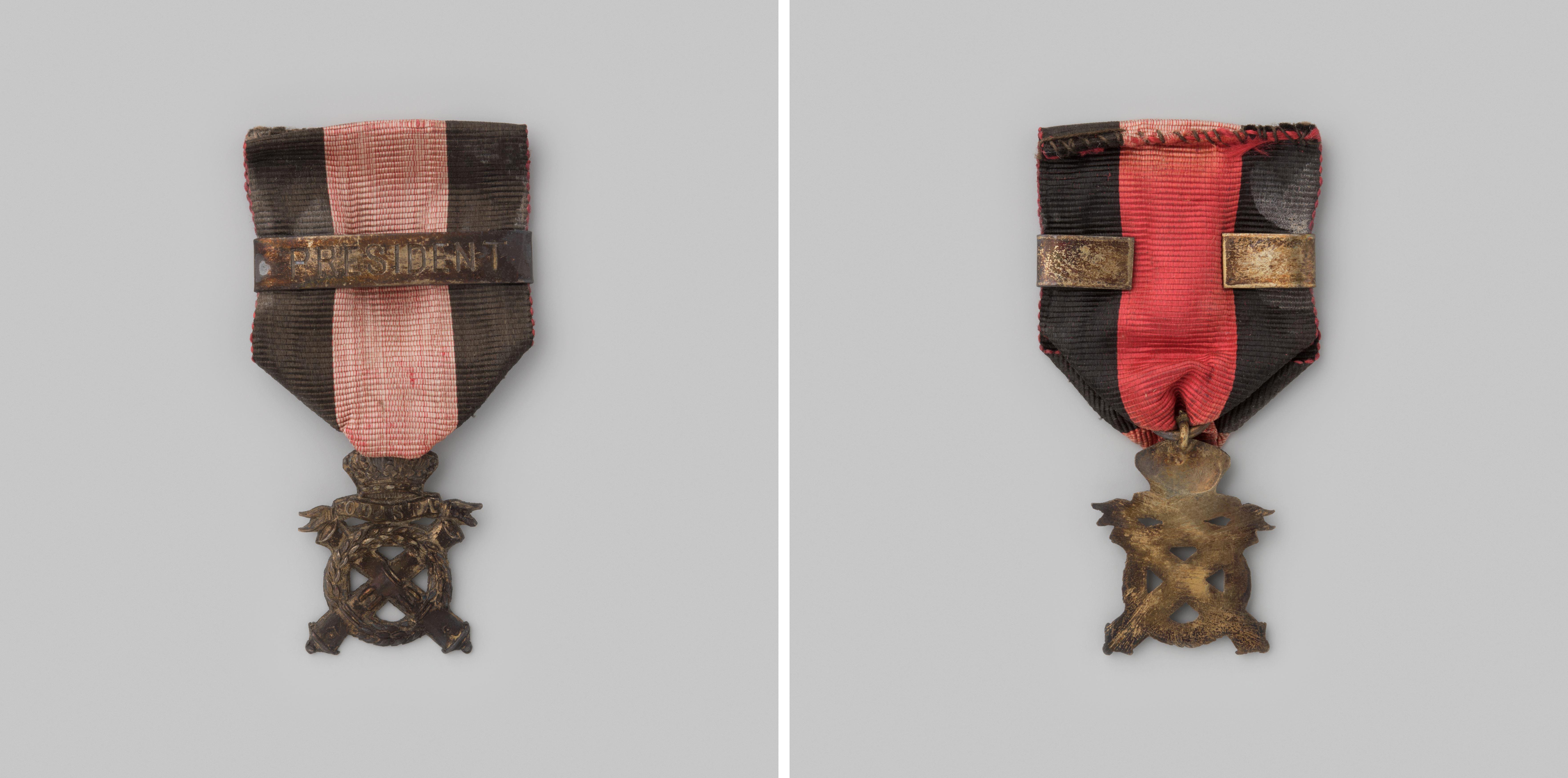 Draagteken van de Vereeniging van onderofficieren van de Artillerie-schutterij te Amsterdam (O.D.A.S.T.A.), president