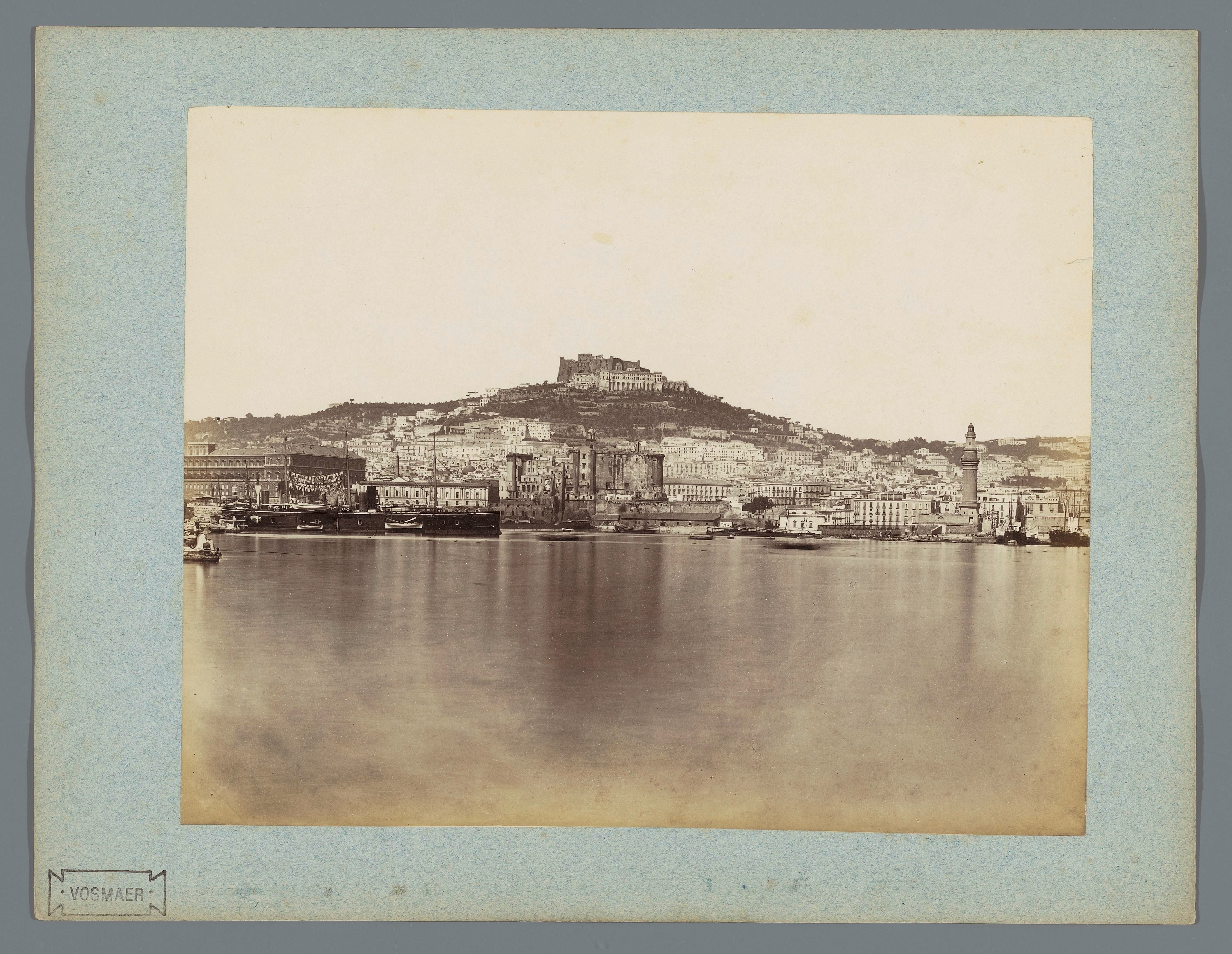 Gezicht op Napels en Castel Sant'Elmo, Italië
