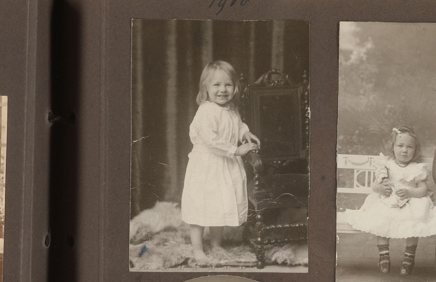 Portret van Joanna Diepenbrock staand bij een stoel