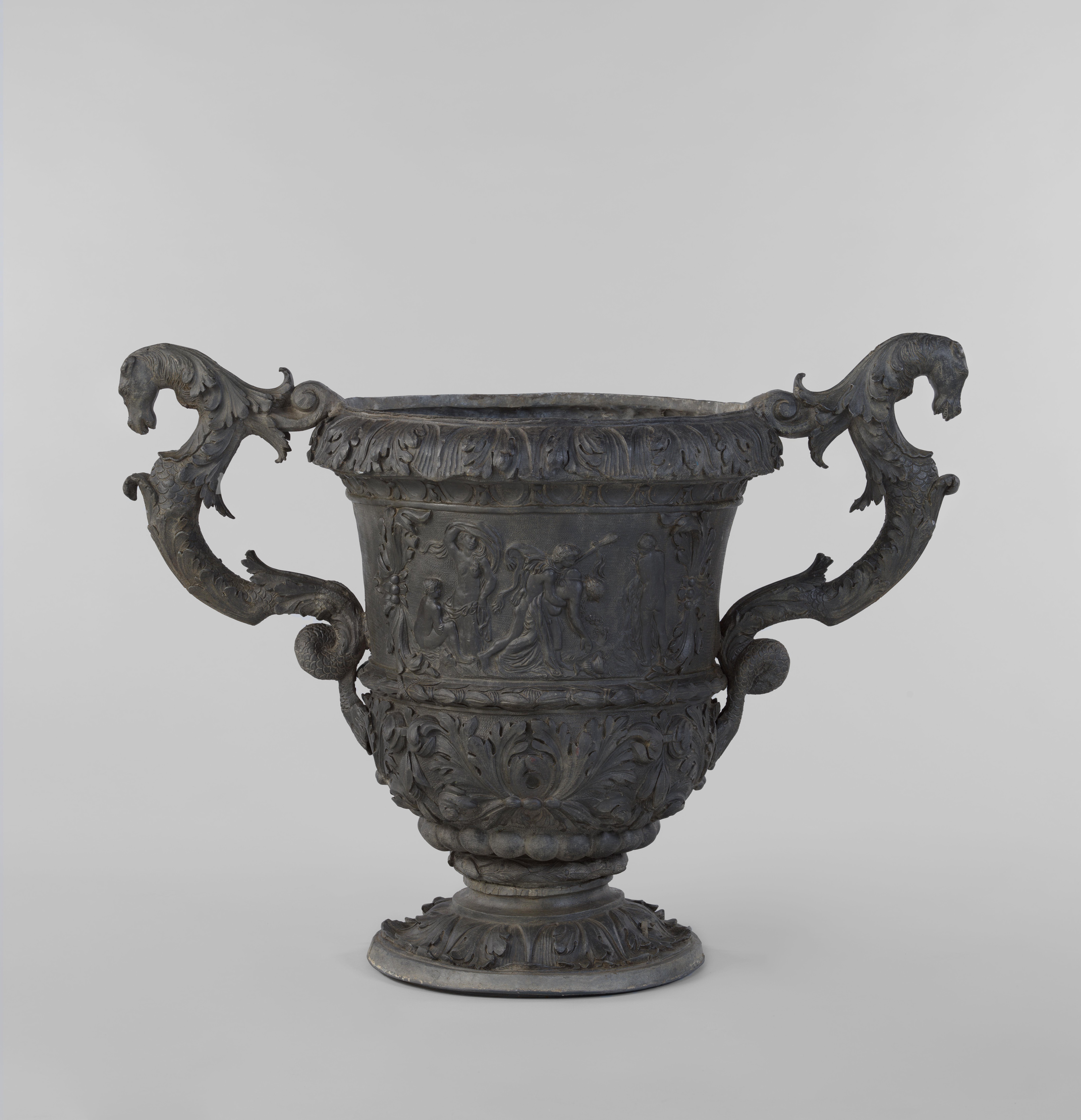 Bloempot met voorstelling van Bacchus, Silenus en drie bacchantes