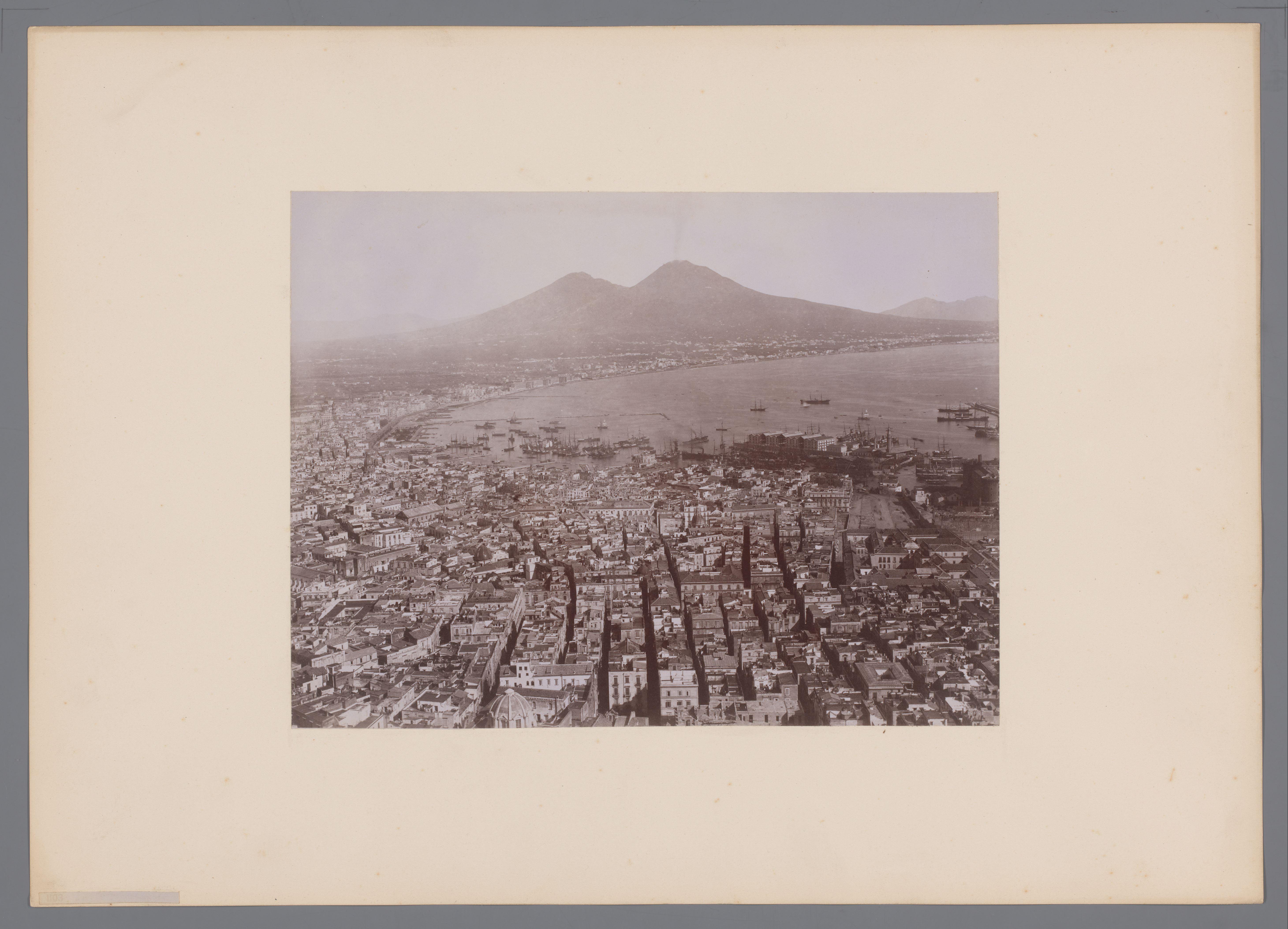 Gezicht op Napels, met de Vesuvius op de achtergrond, Italië