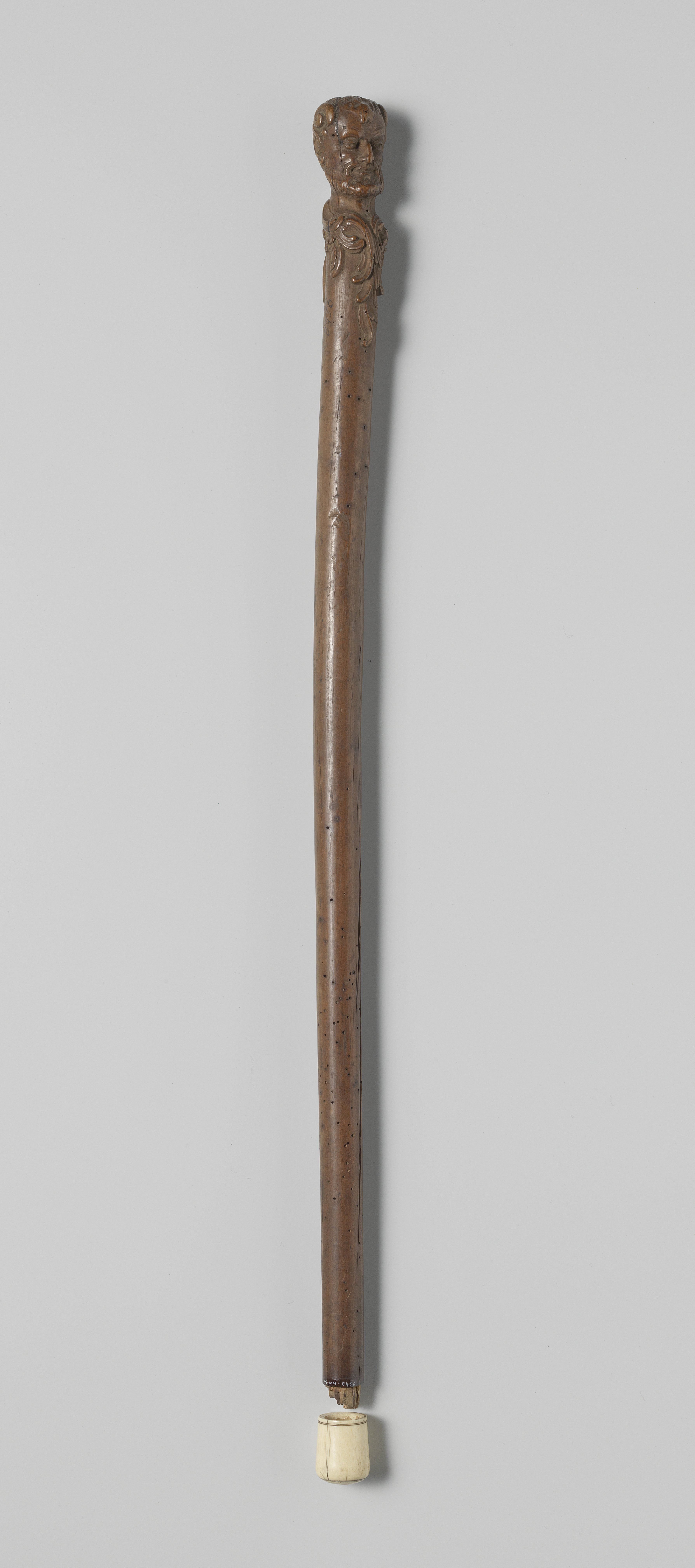 Wandelstok van hout met saterkop op knop