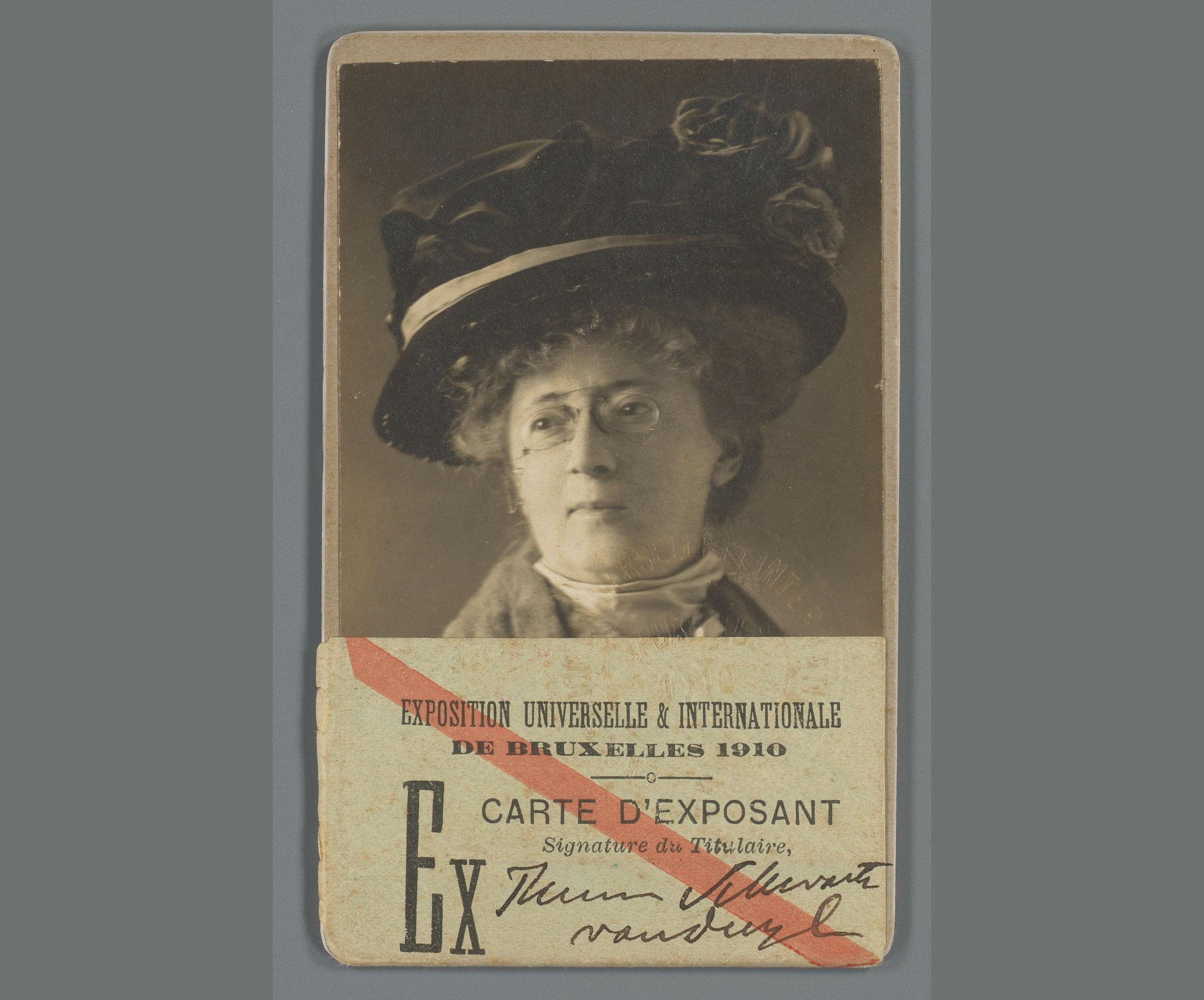 Portret van Thérèse Schwartze op legitimatiebewijs voor de Wereldtentoonstelling van 1900