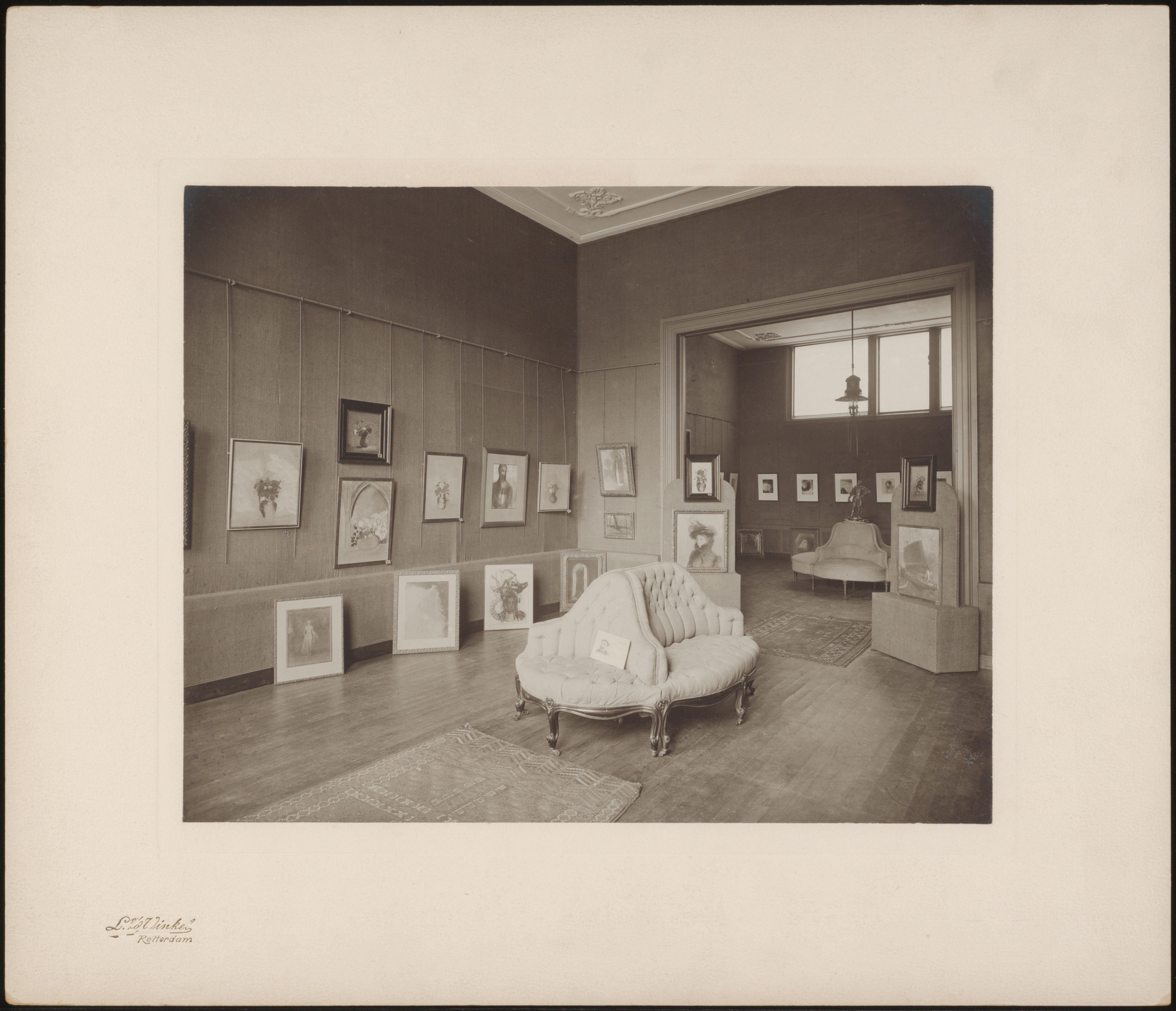 Interieur van kunsthandel Reckers tijdens de Redon-expositie van 1907, Rotterdam