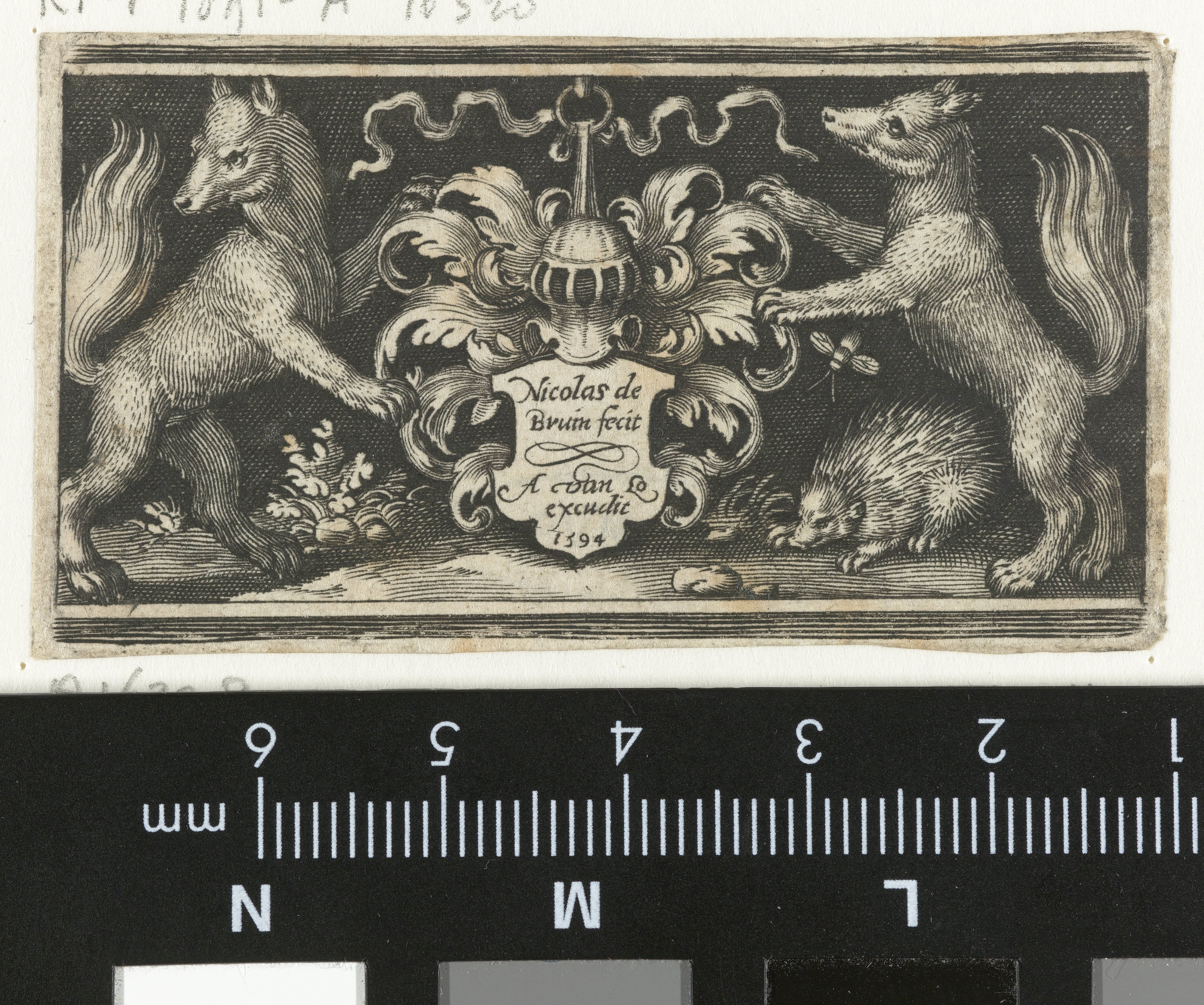 Wapenschild met helm vastgehouden door twee vossen