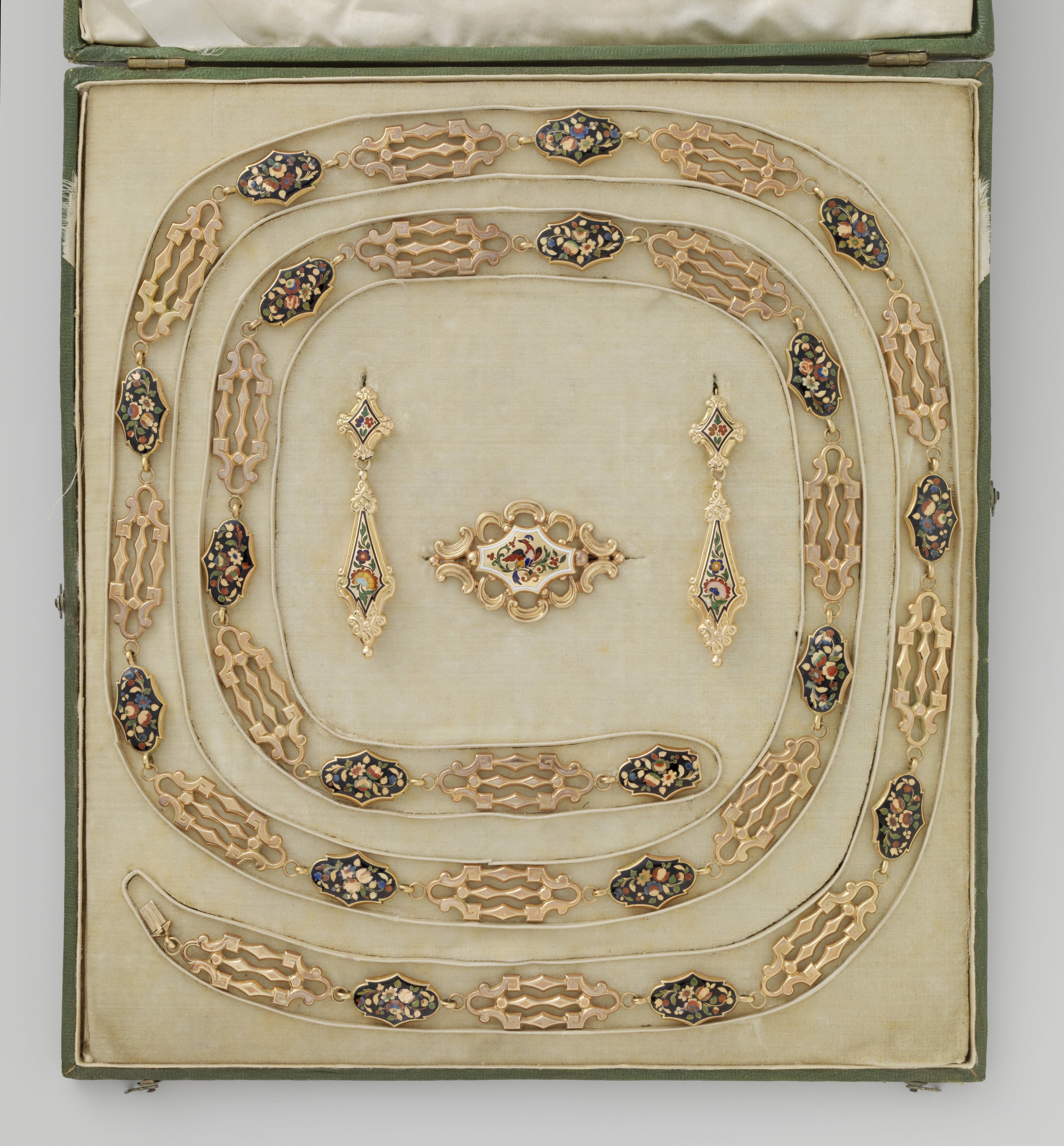 Parure bestaande uit een sautoir, een broche en een paar oorbellen