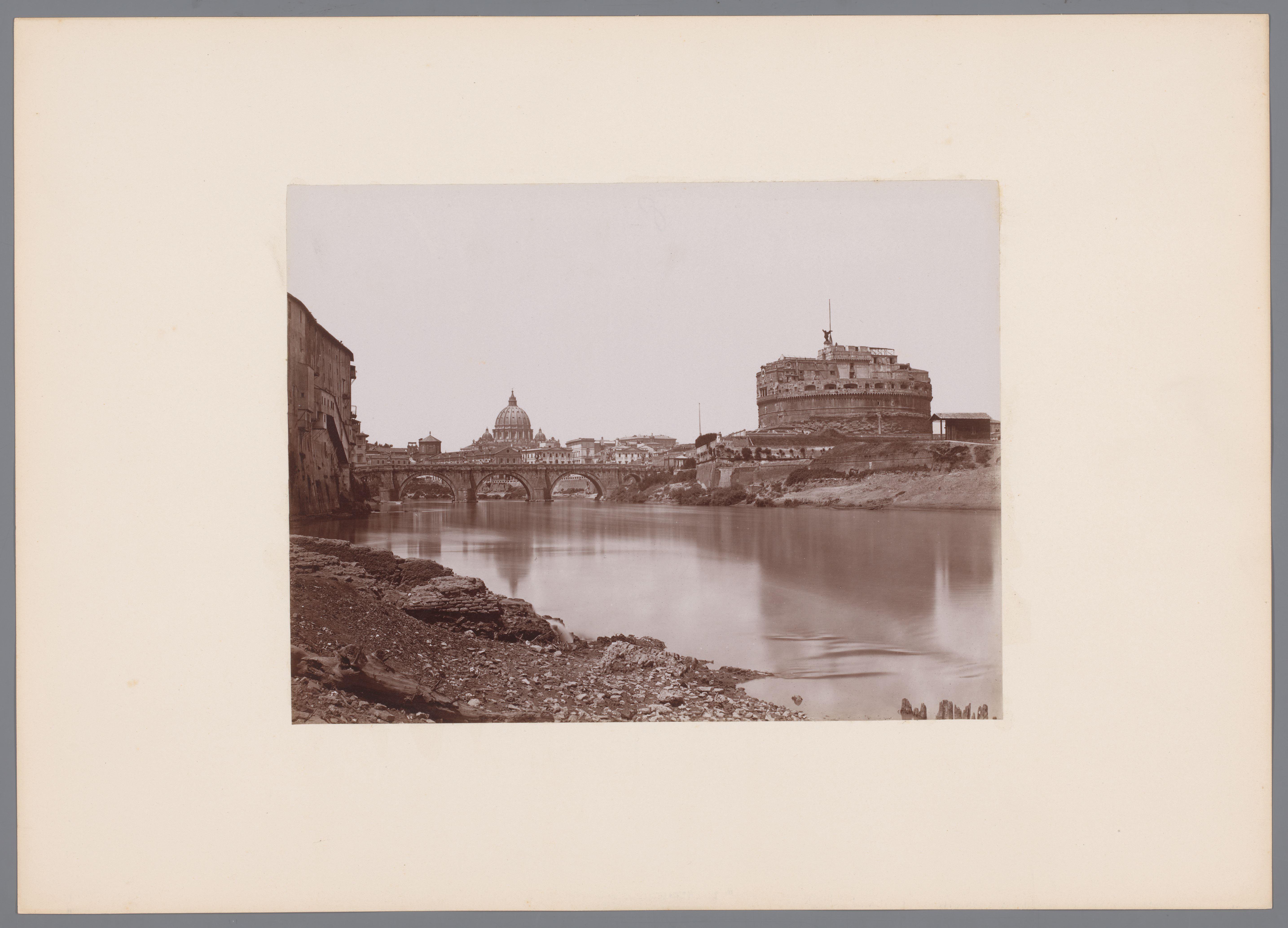 Gezicht op de Engelenbrug en de Engelenburcht te Rome, Italië