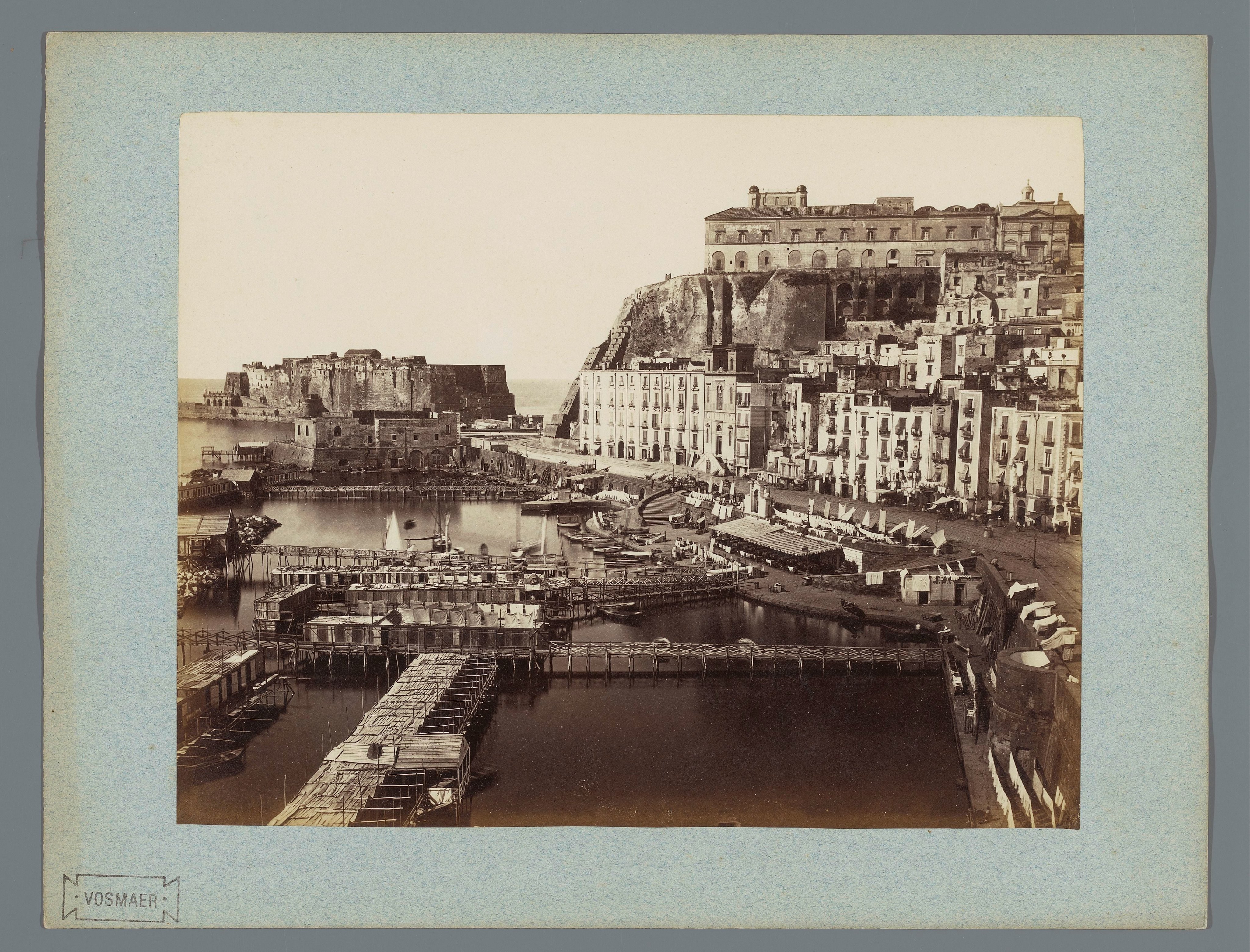 Gezicht op de haven van Napels met rechts de Via Santa Lucia en op de achtergrond het Castel dell'Ovo en de Monte Echia, Italië