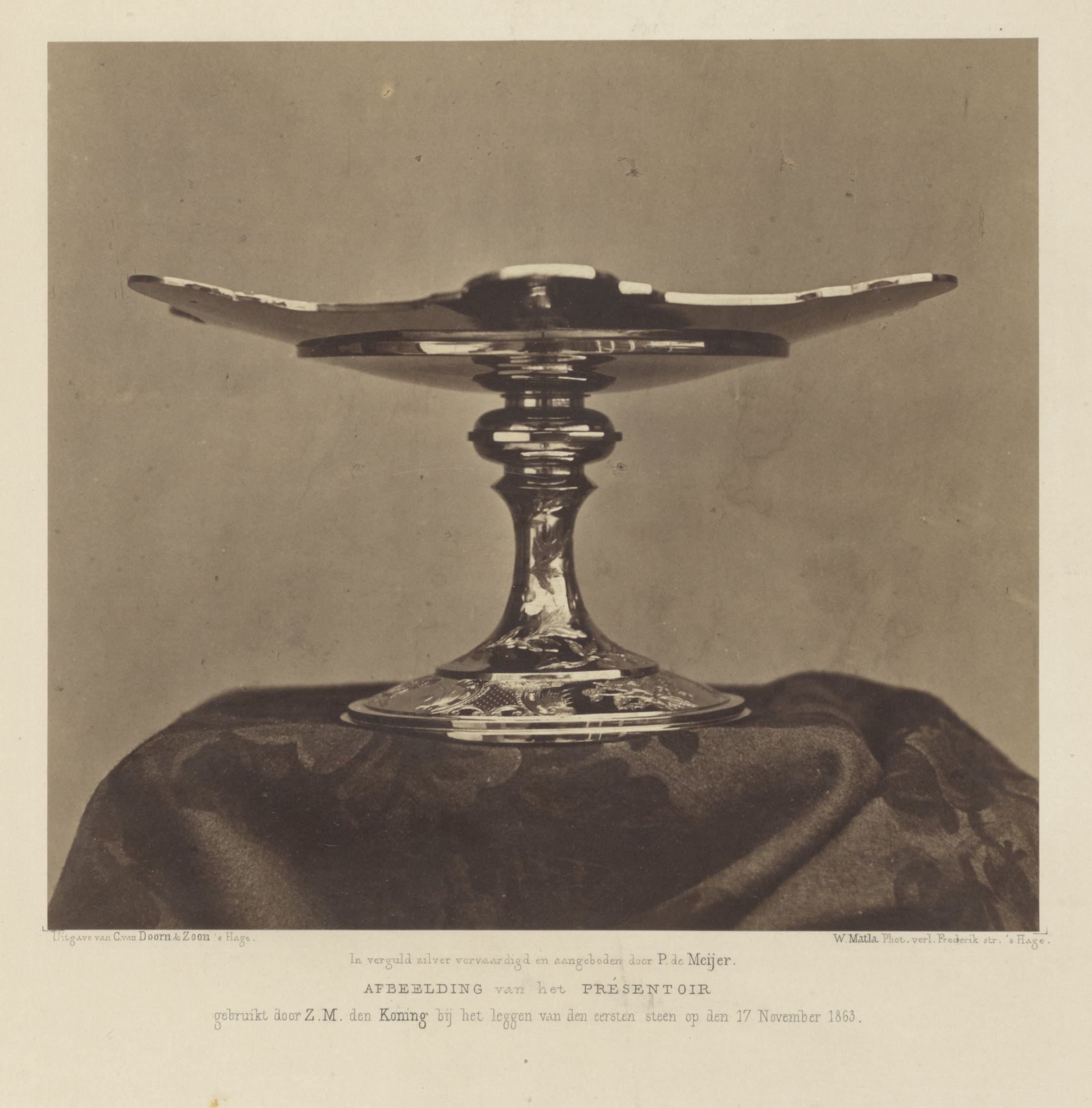 Afbeelding van het Présentoir gebruikt door Z.M. den Koning bij het leggen van den eersten steen op den 17 November 1863