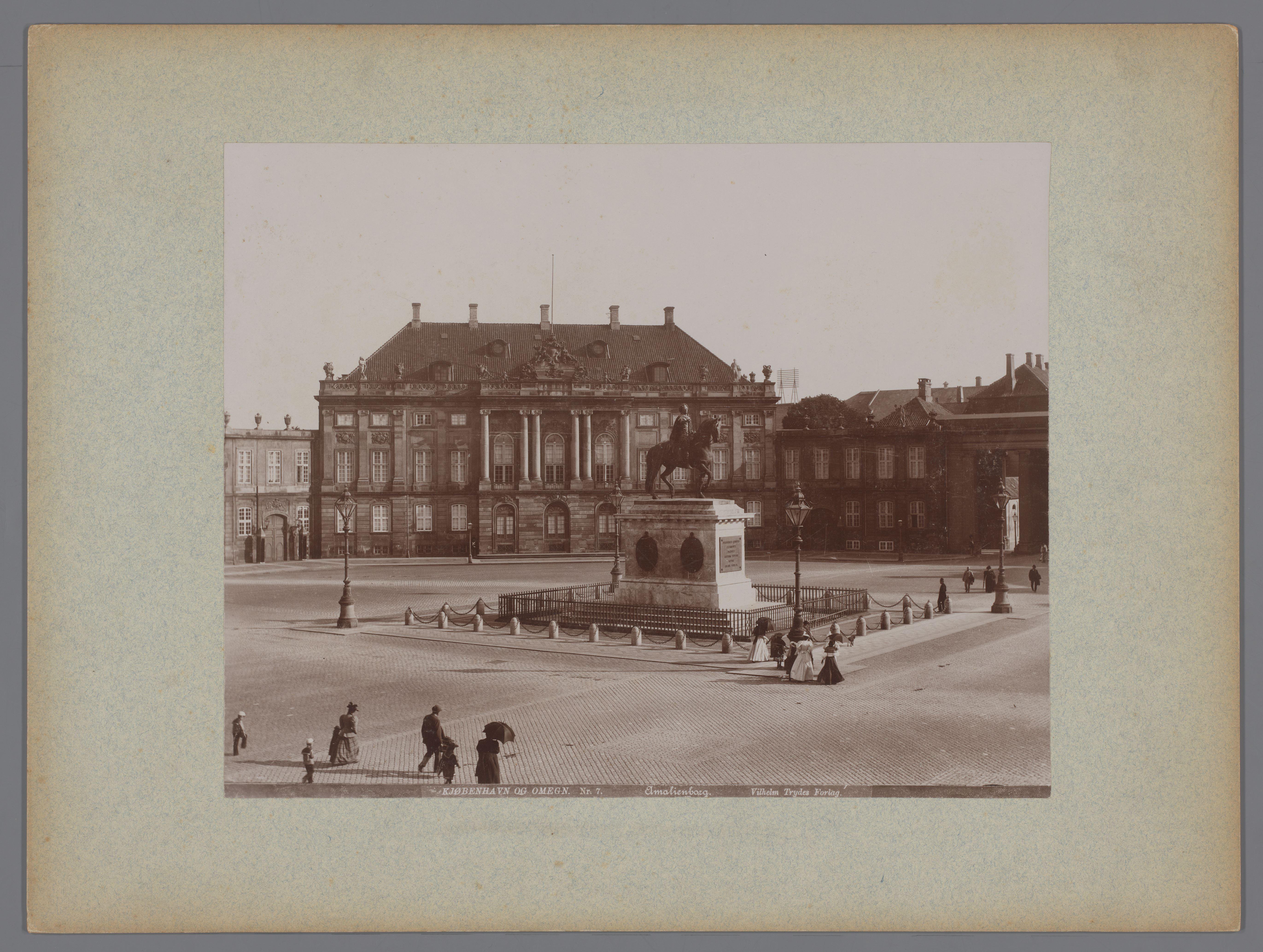 Gezicht op de binnenplaats van het Amalienborg in Kopenhagen, in het midden het standbeeld van Frederik V van Denemarken