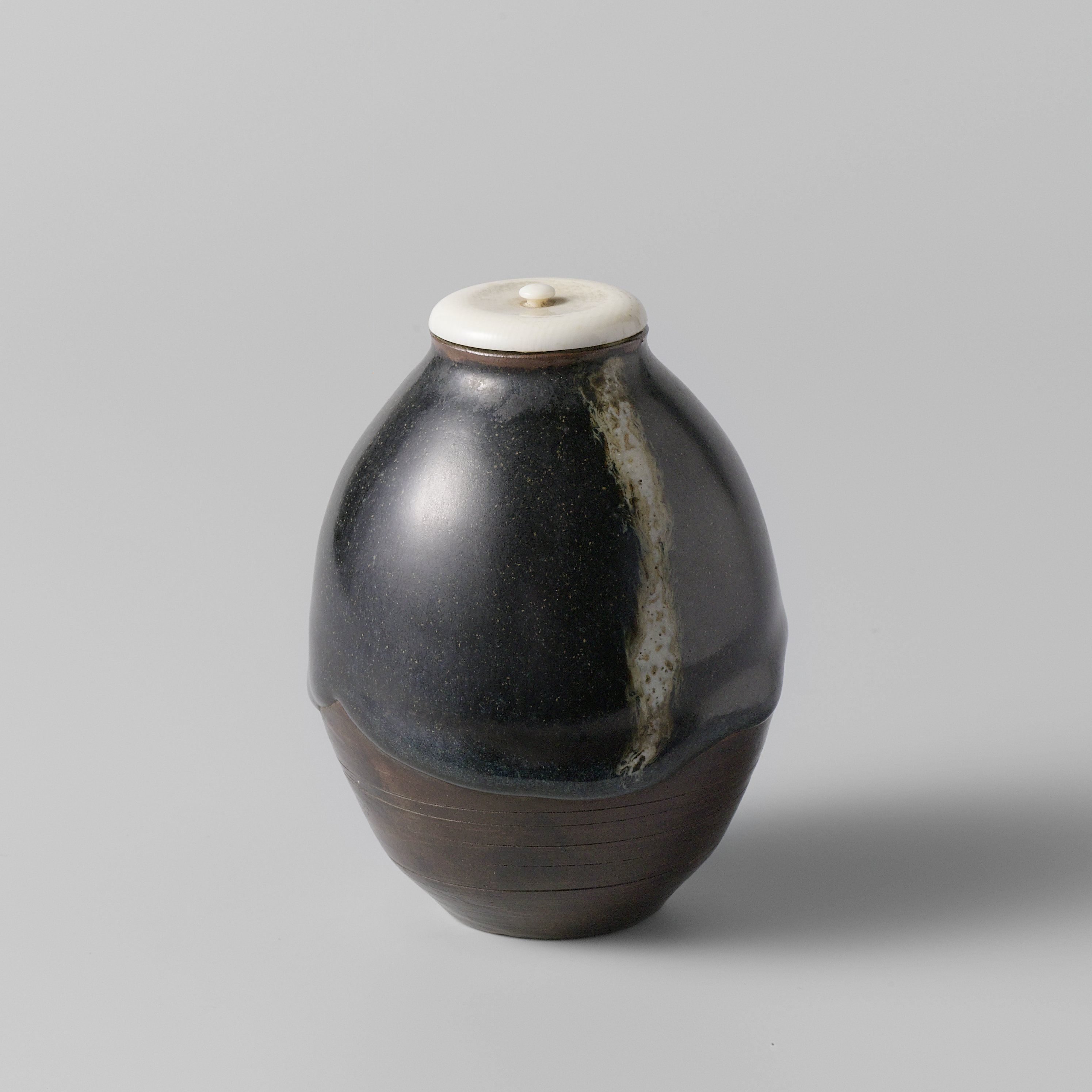 Tea caddy with a blueish black glaze