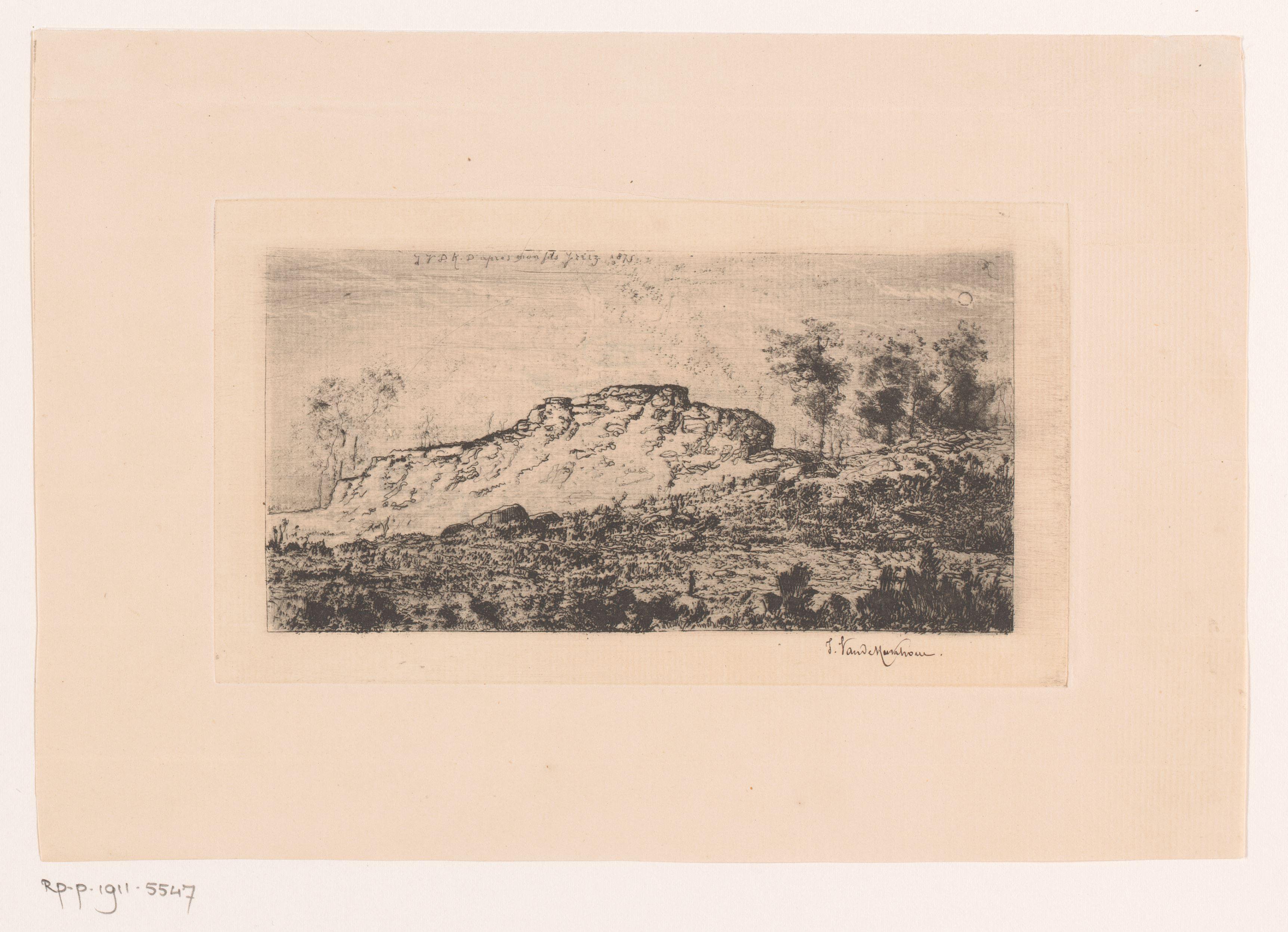 Landschap met een rotspartij links en enkele bomen rechts
