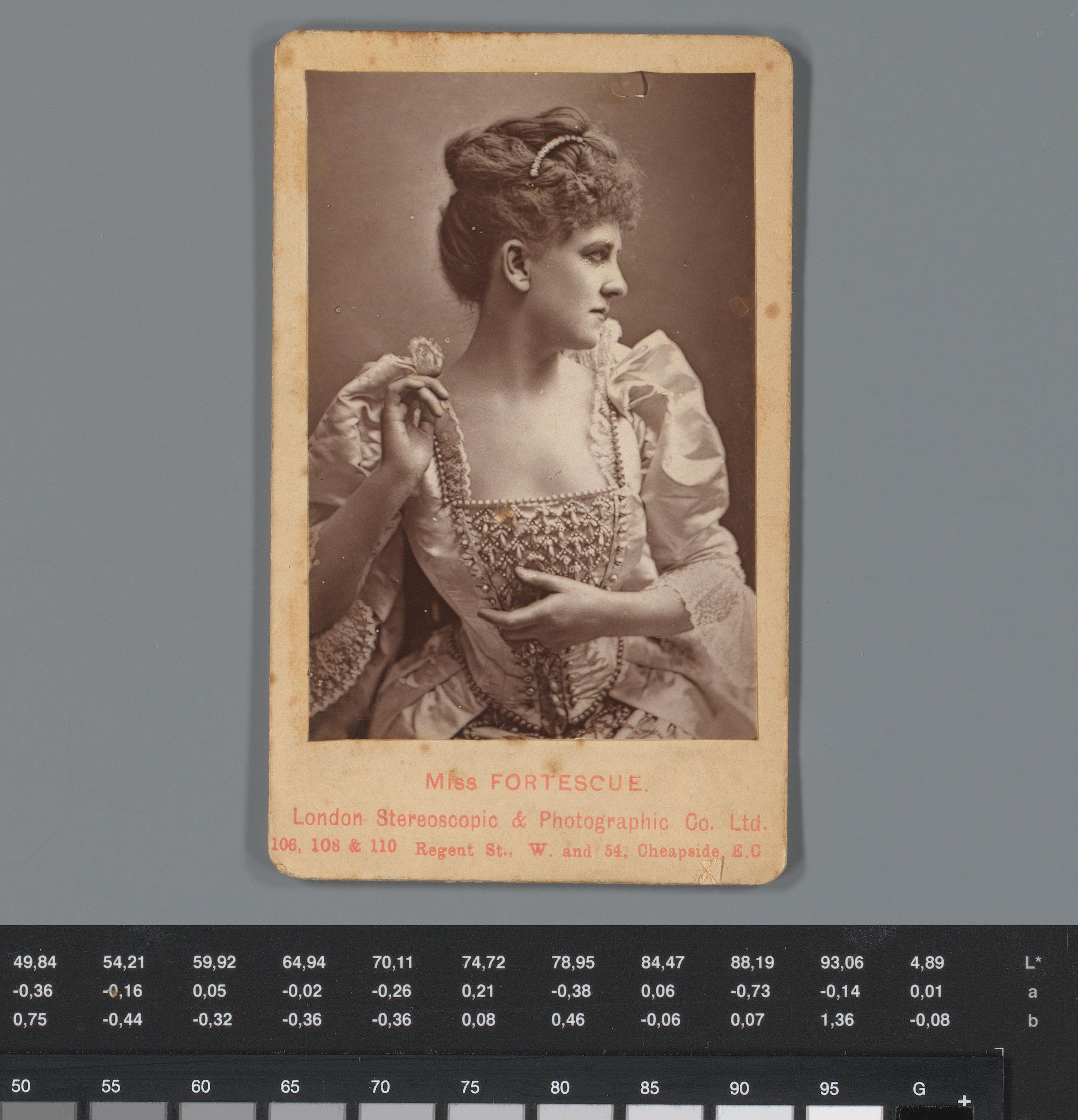 Reclame voor The London Stereoscopic and Photographic Company en het adverteren op cartes-de-visite, met portret van May Fortescue