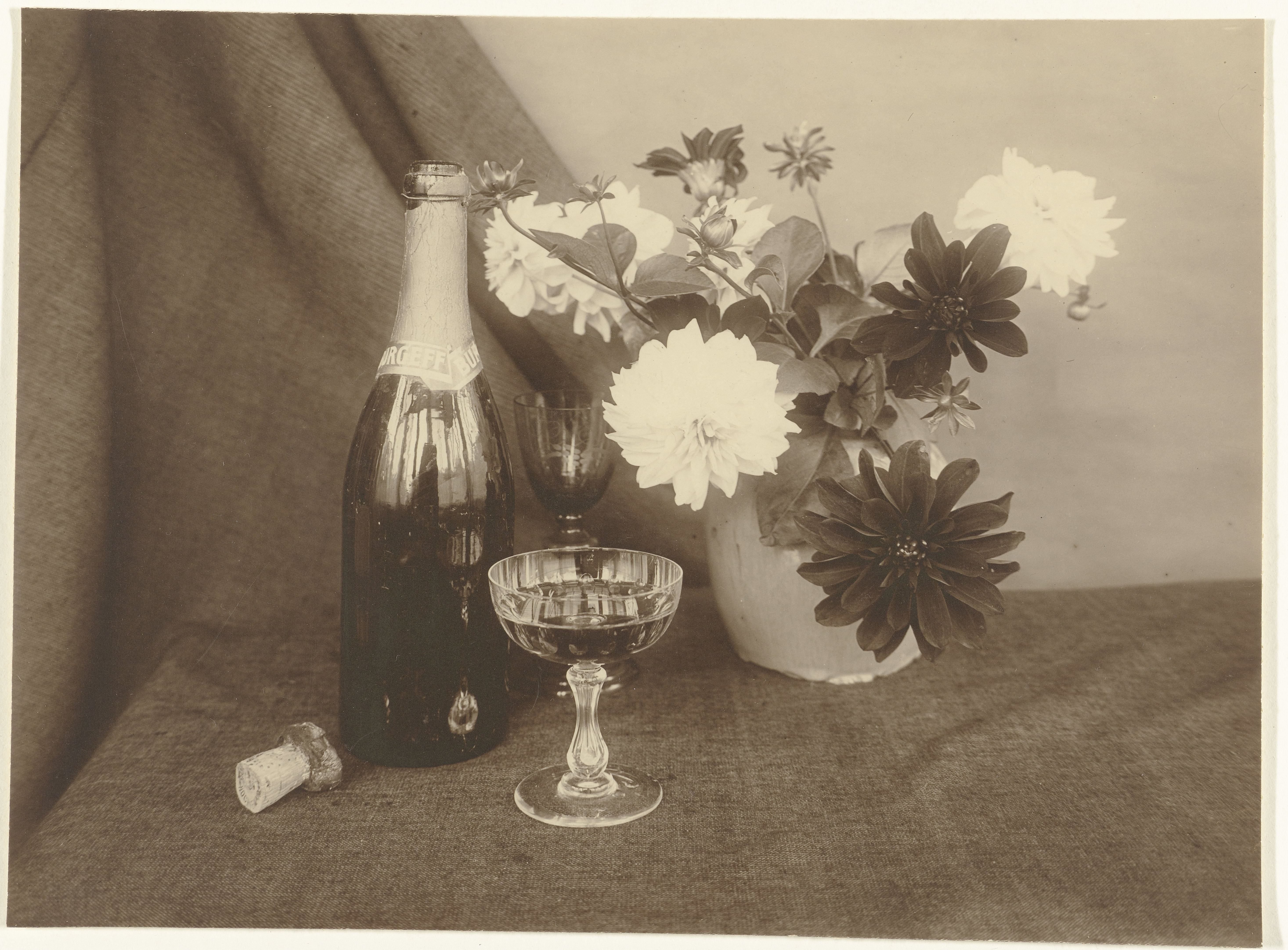 Stilleven met bloemen, champagnefles en glazen