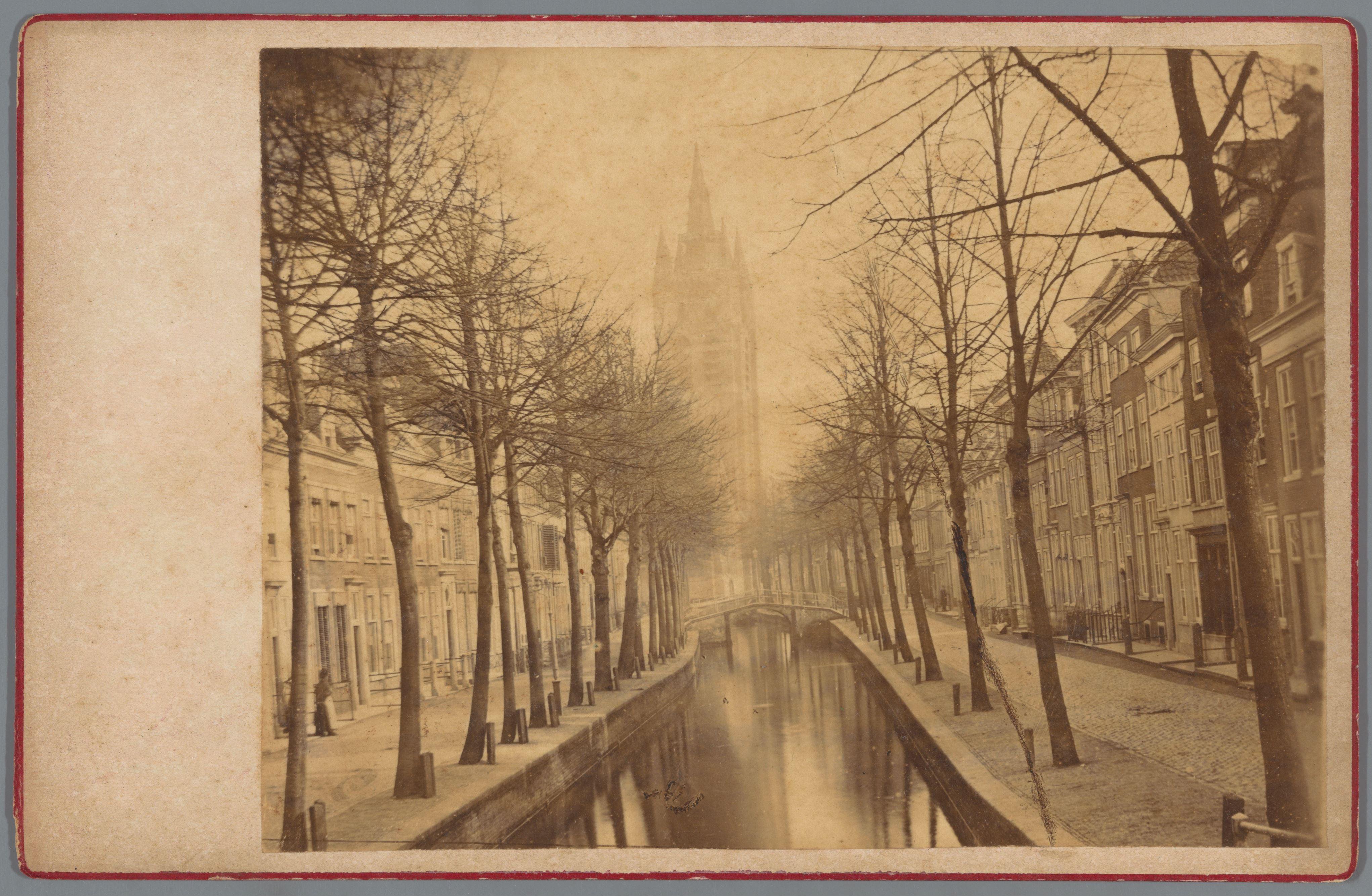 Gezicht op de Oude Delft en de Oude Kerk in Delft