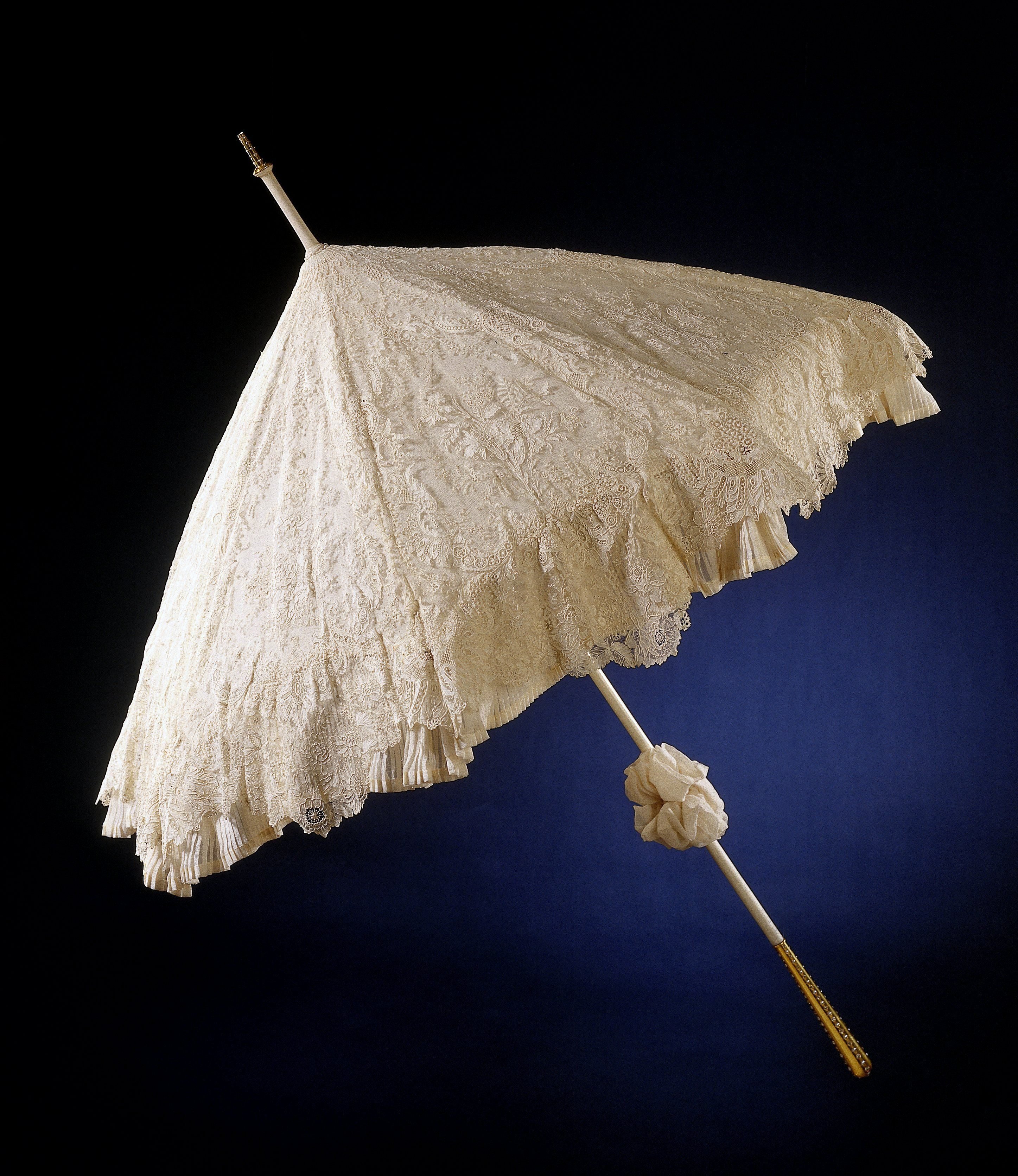 Parasol met dek van naaldkant, point de gaze de Bruxelles, gevoerd met crêpe georgette