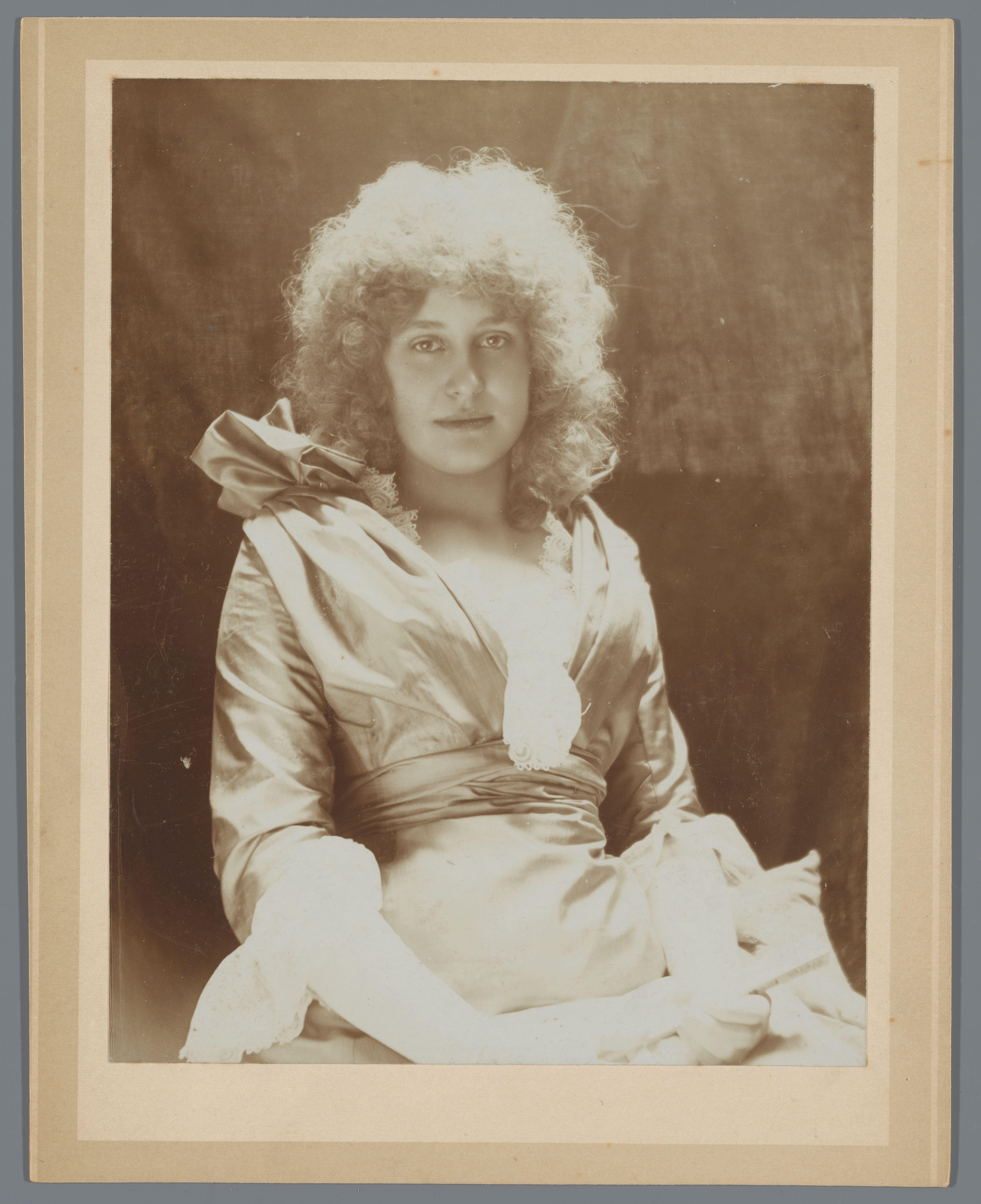 Portret van een onbekende vrouw tijdens een feest van Pulchri Studio,12 maart 1898