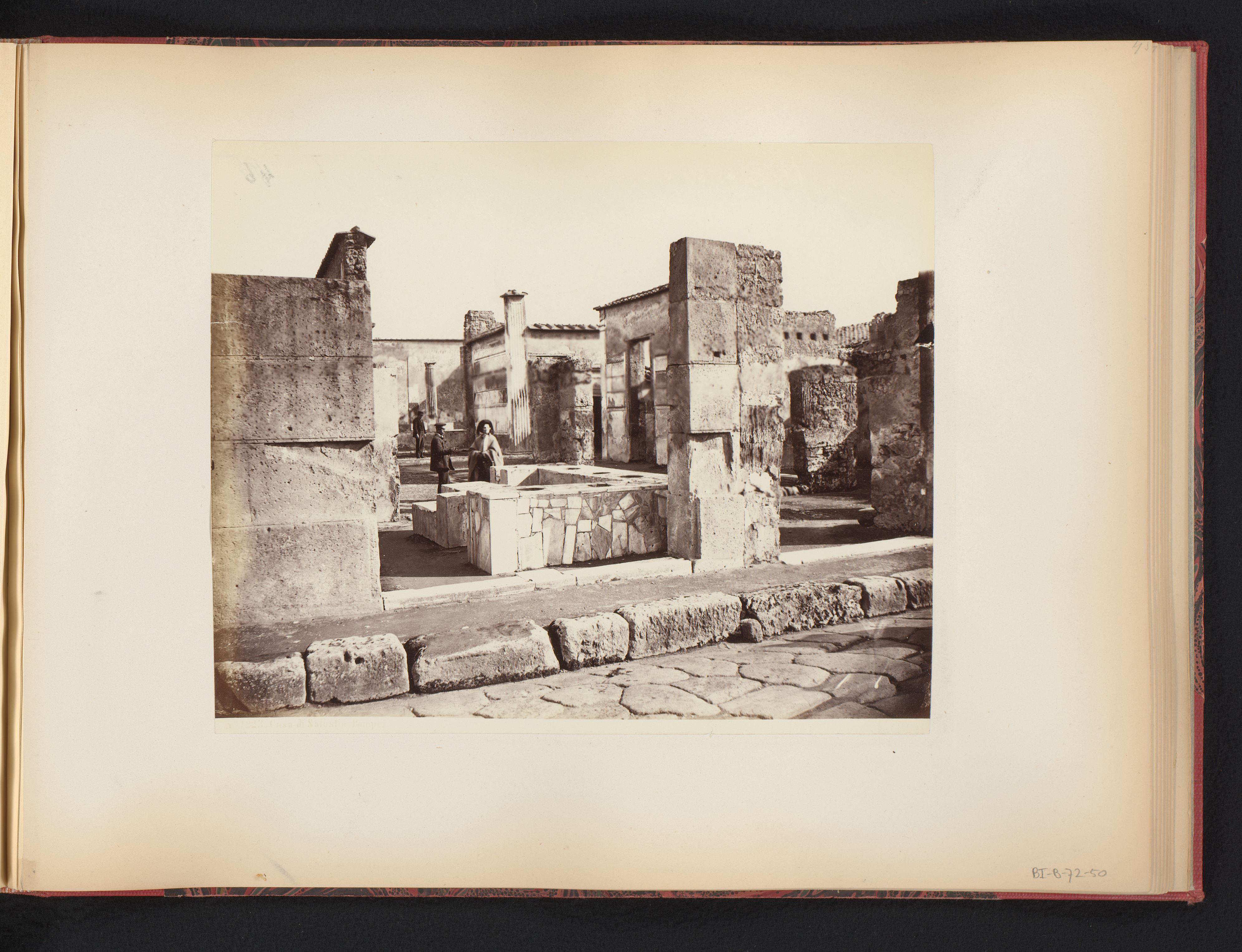 Gezicht op de ruïne van het Casa di Salustio te Pompeï, Italië