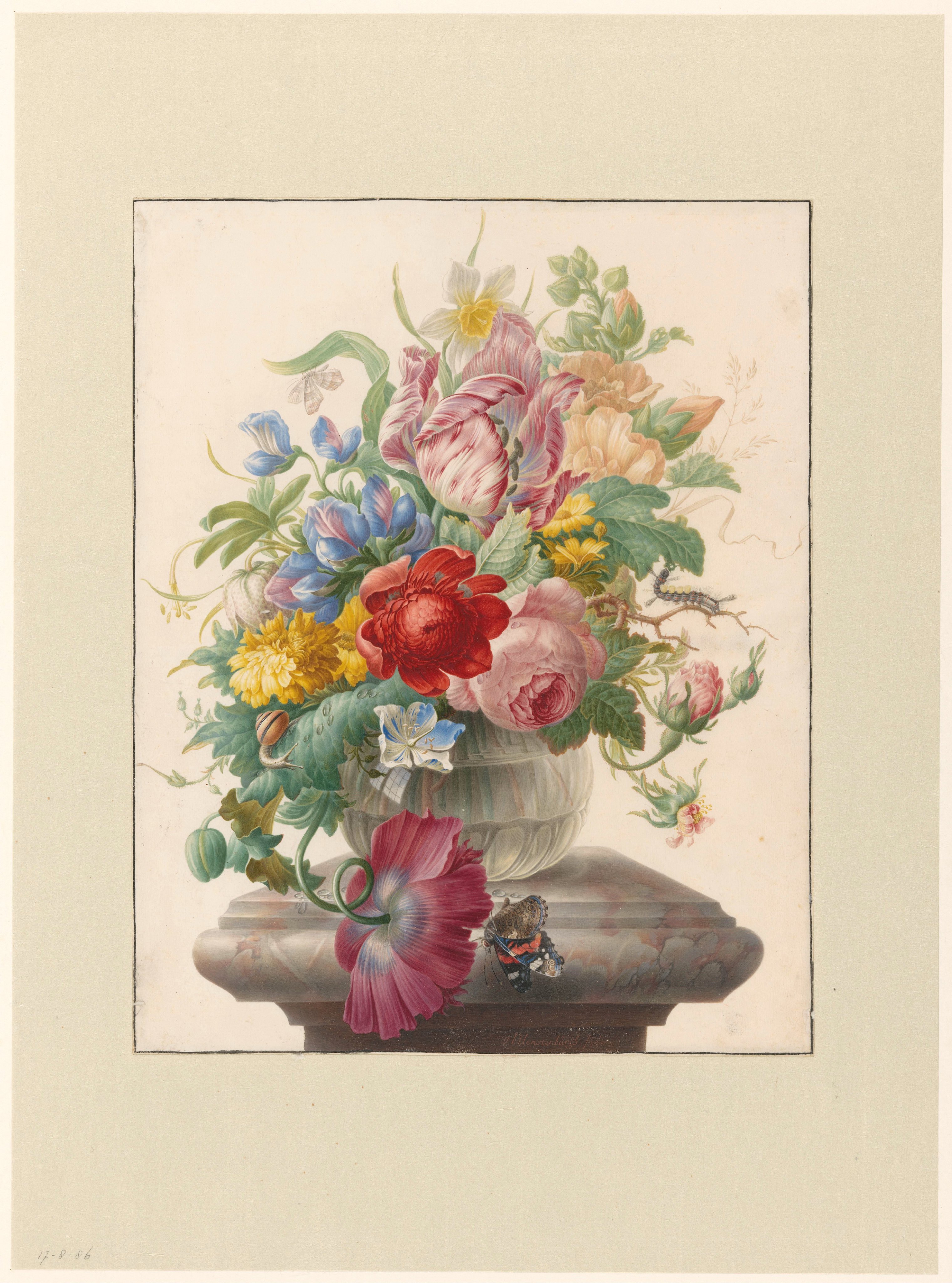 Bloemen in een glazen vaas met een vlinder