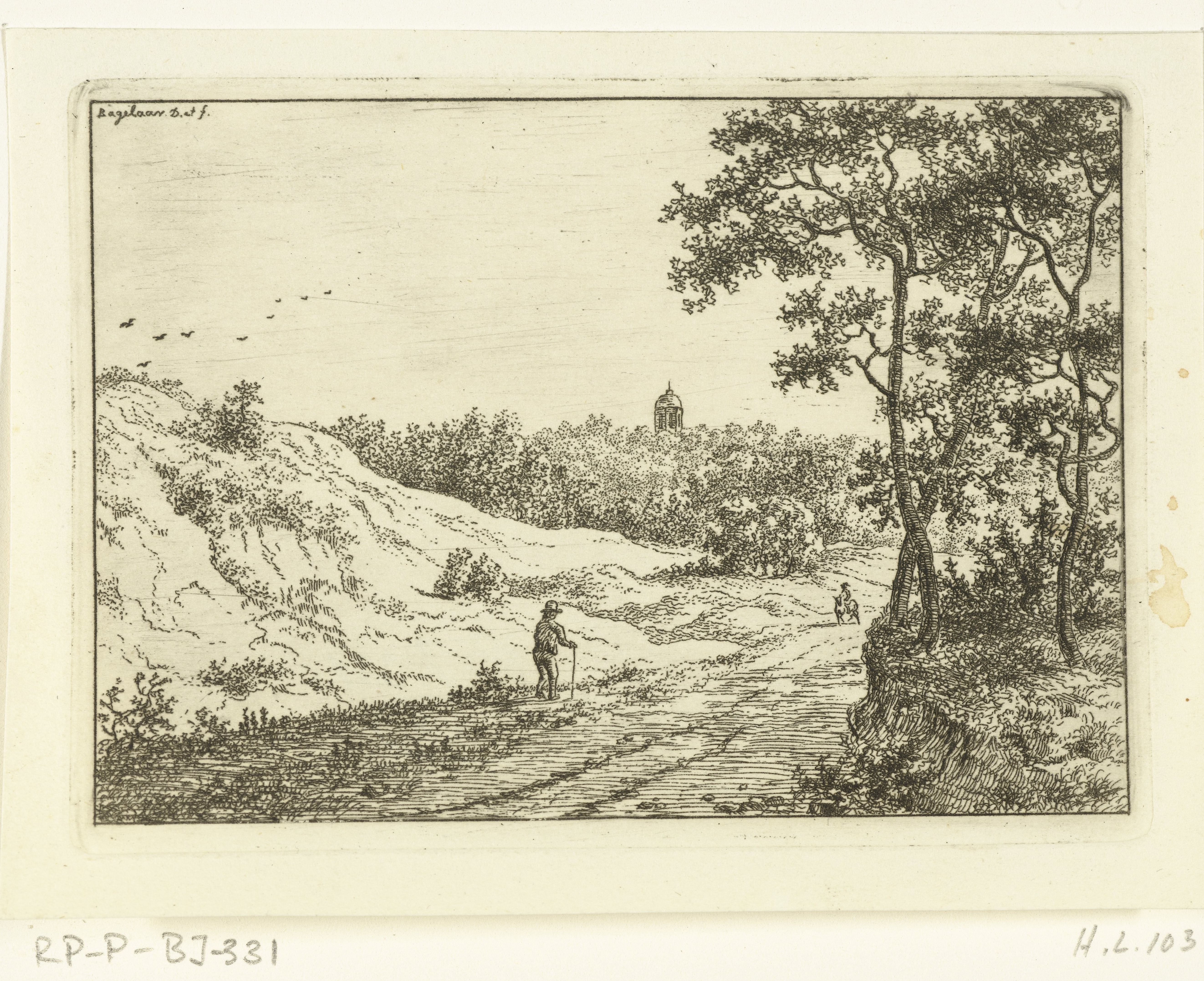 Duinlandschap met wandelaar bij Bloemendaal