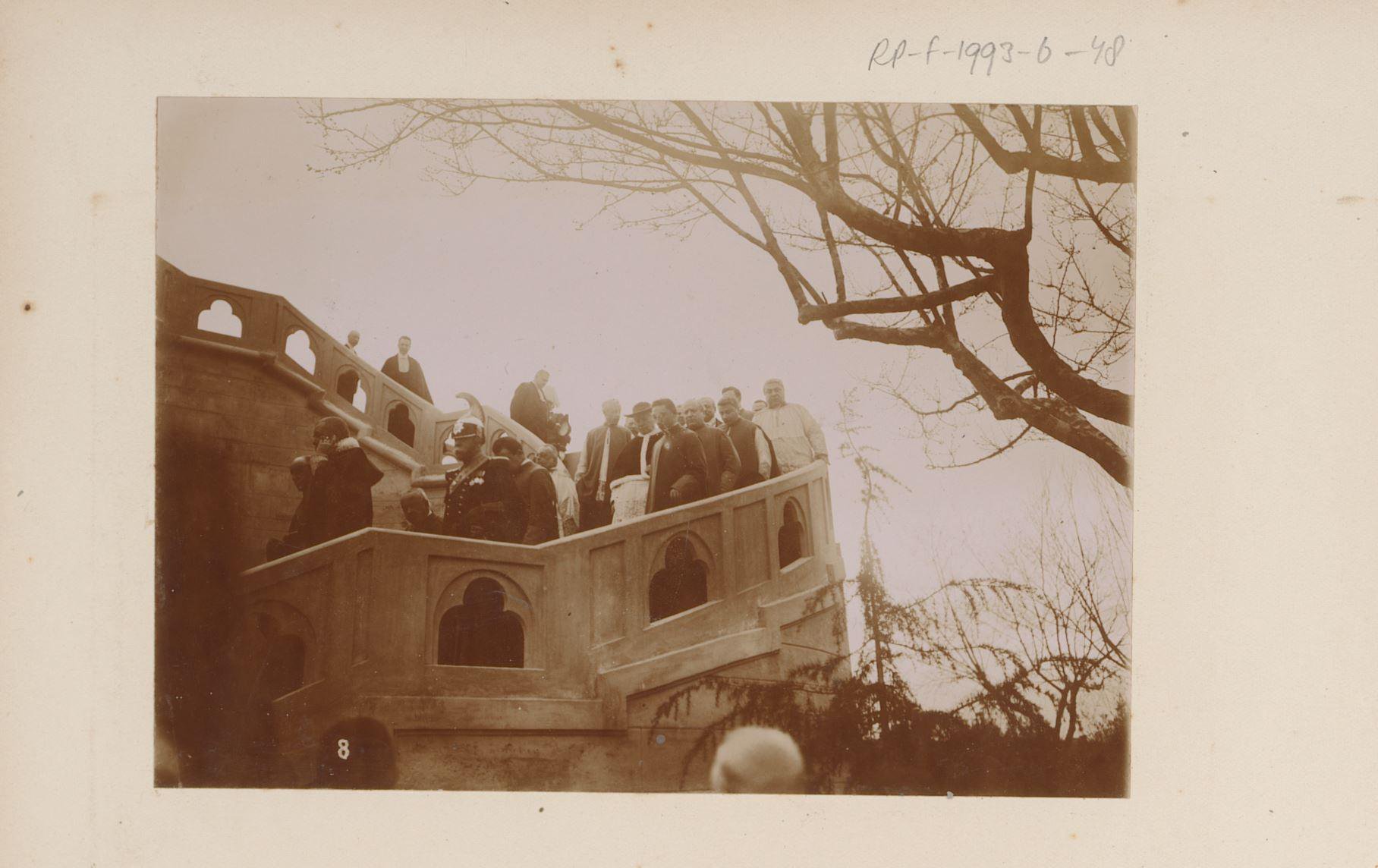 Geestelijken op de trap van de Rozenkransbasiliek te Lourdes