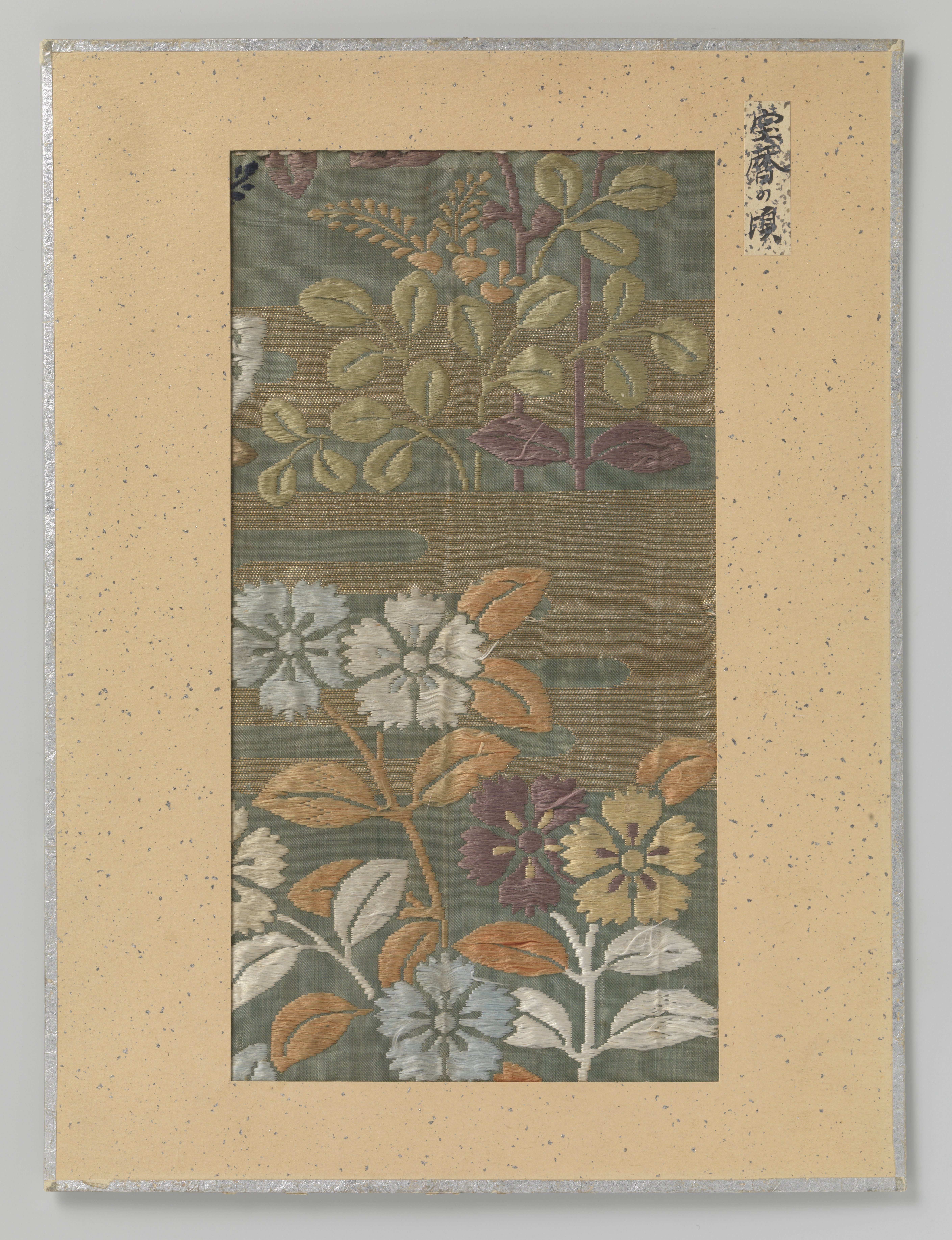 Textielfragment, borduursel van bloemen en wolken in kirikane gouddraad