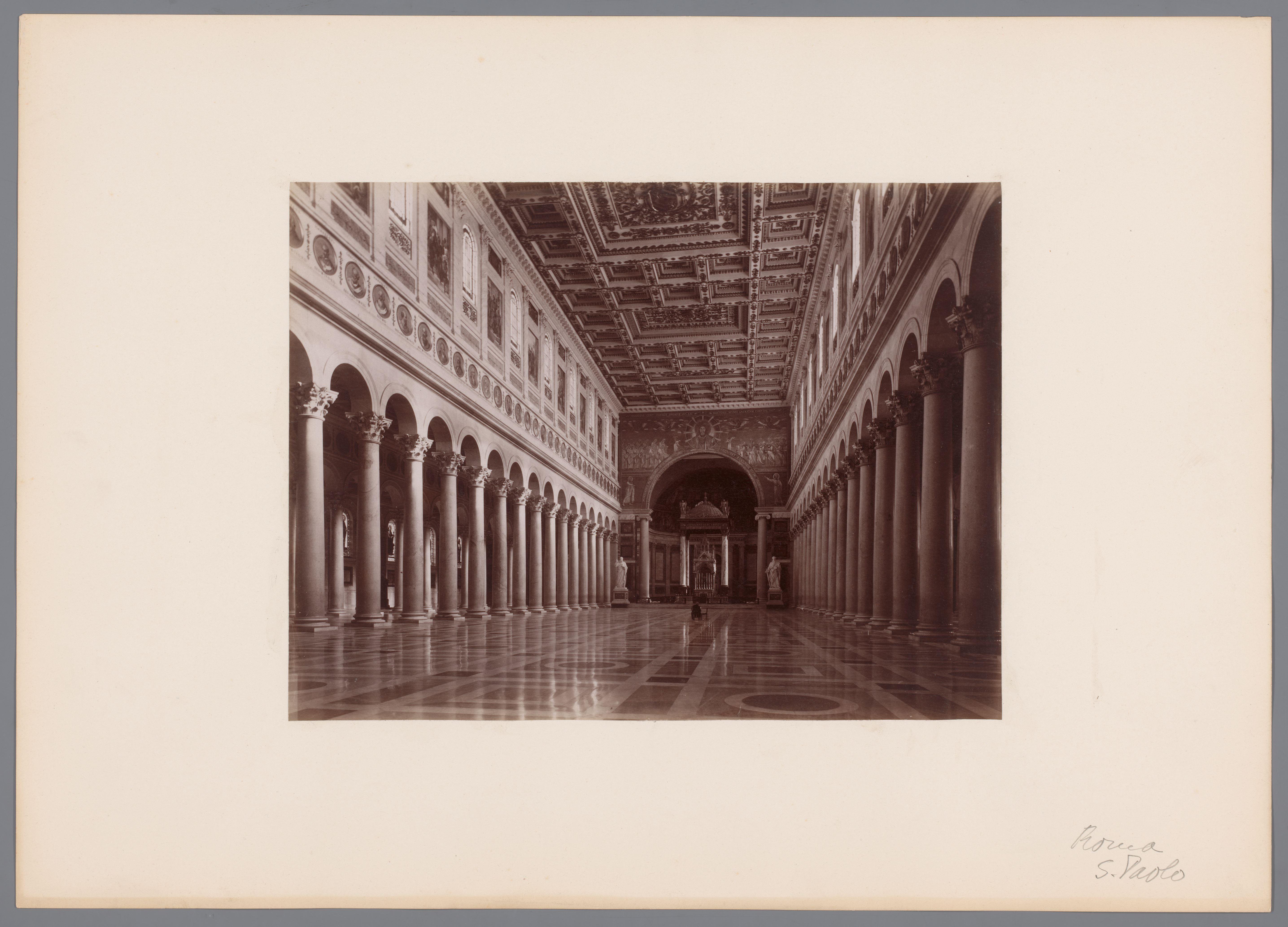 Interieur van de Sint-Paulus buiten de Muren te Rome, Italië