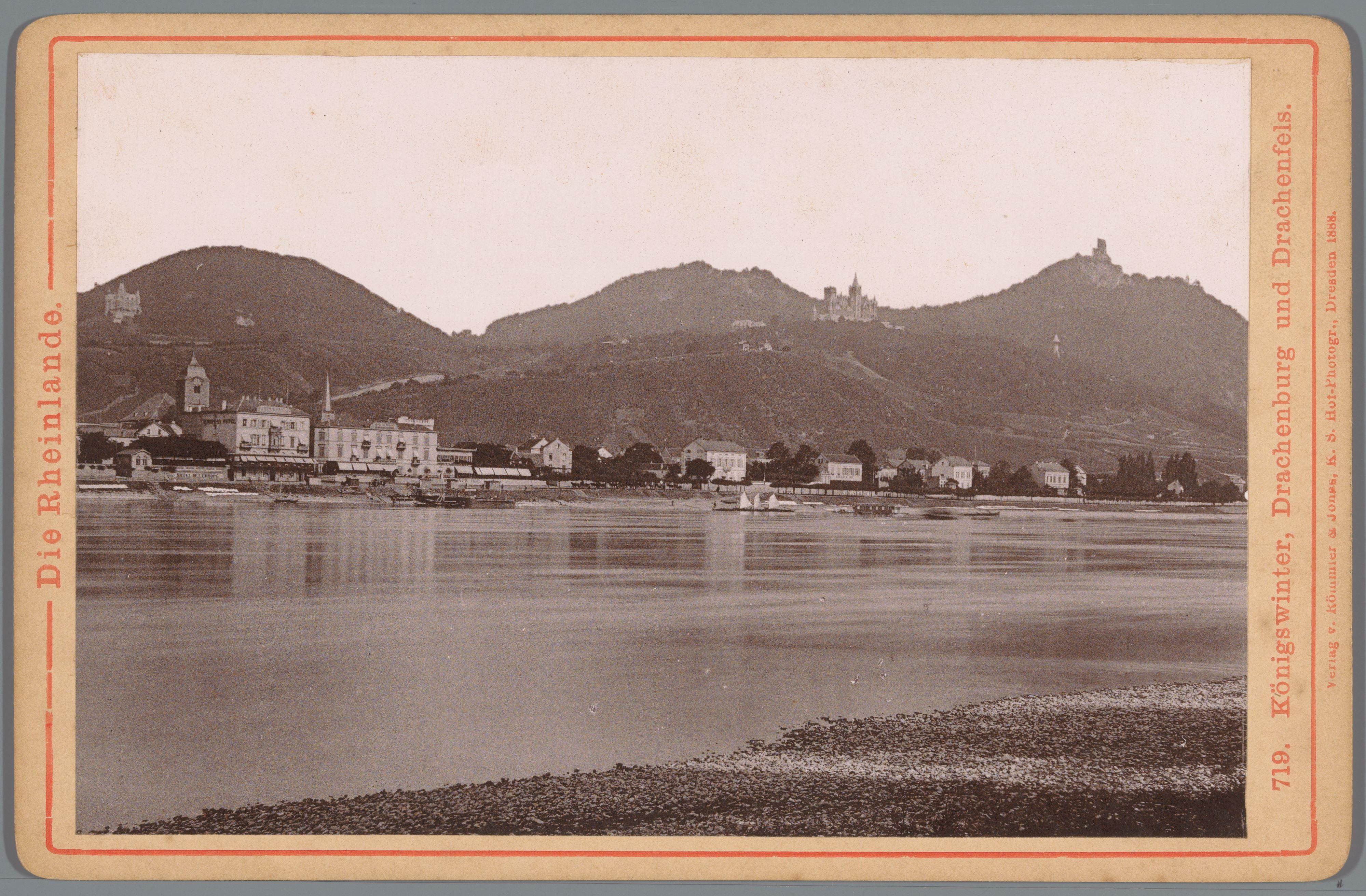 Gezicht op Königswinter, de Drachenburg en de Drachenfels