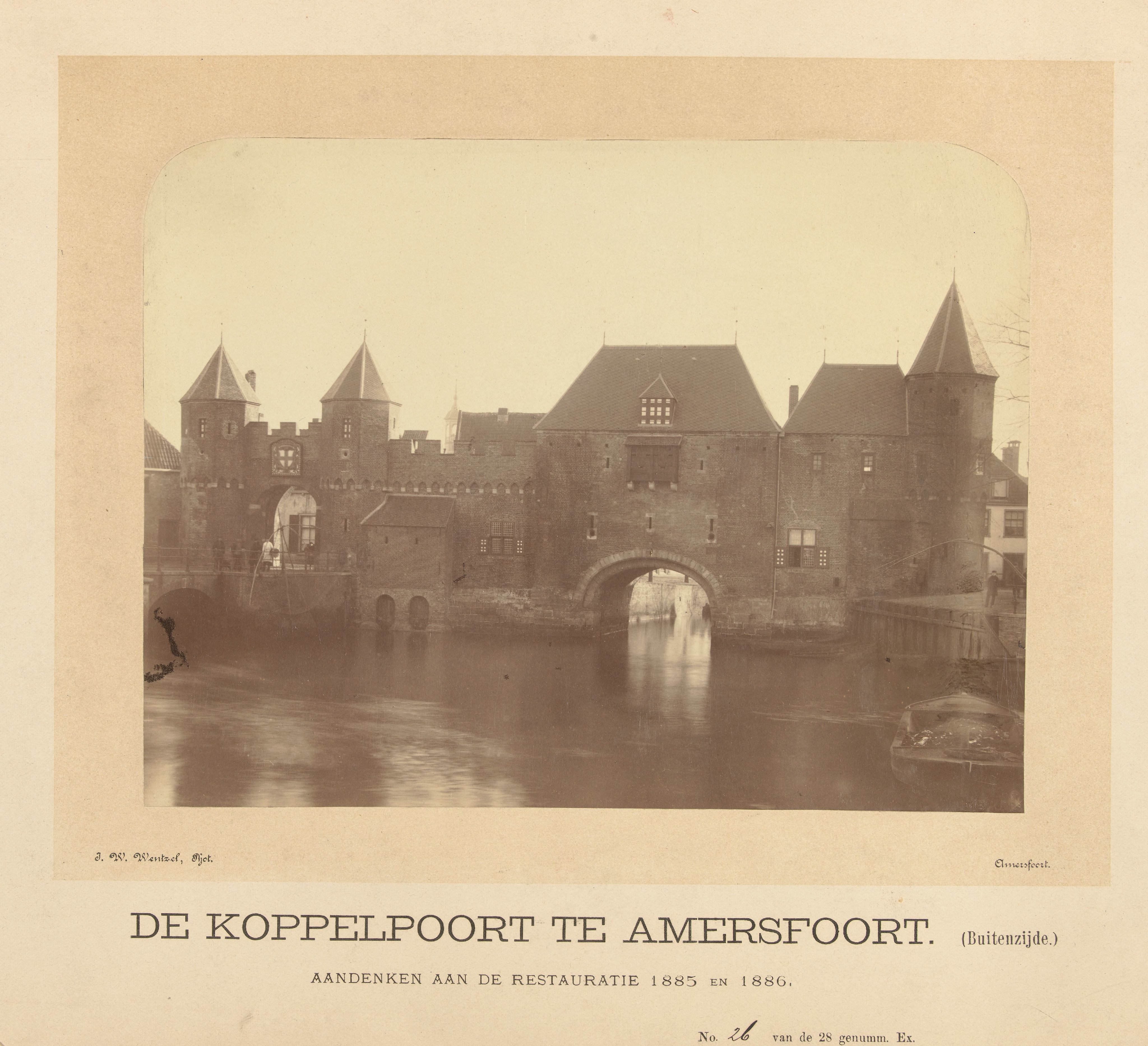 De Koppelpoort te Amersfoort (Buitenzijde). Aandenken aan de restauratie 1885 en 1886.