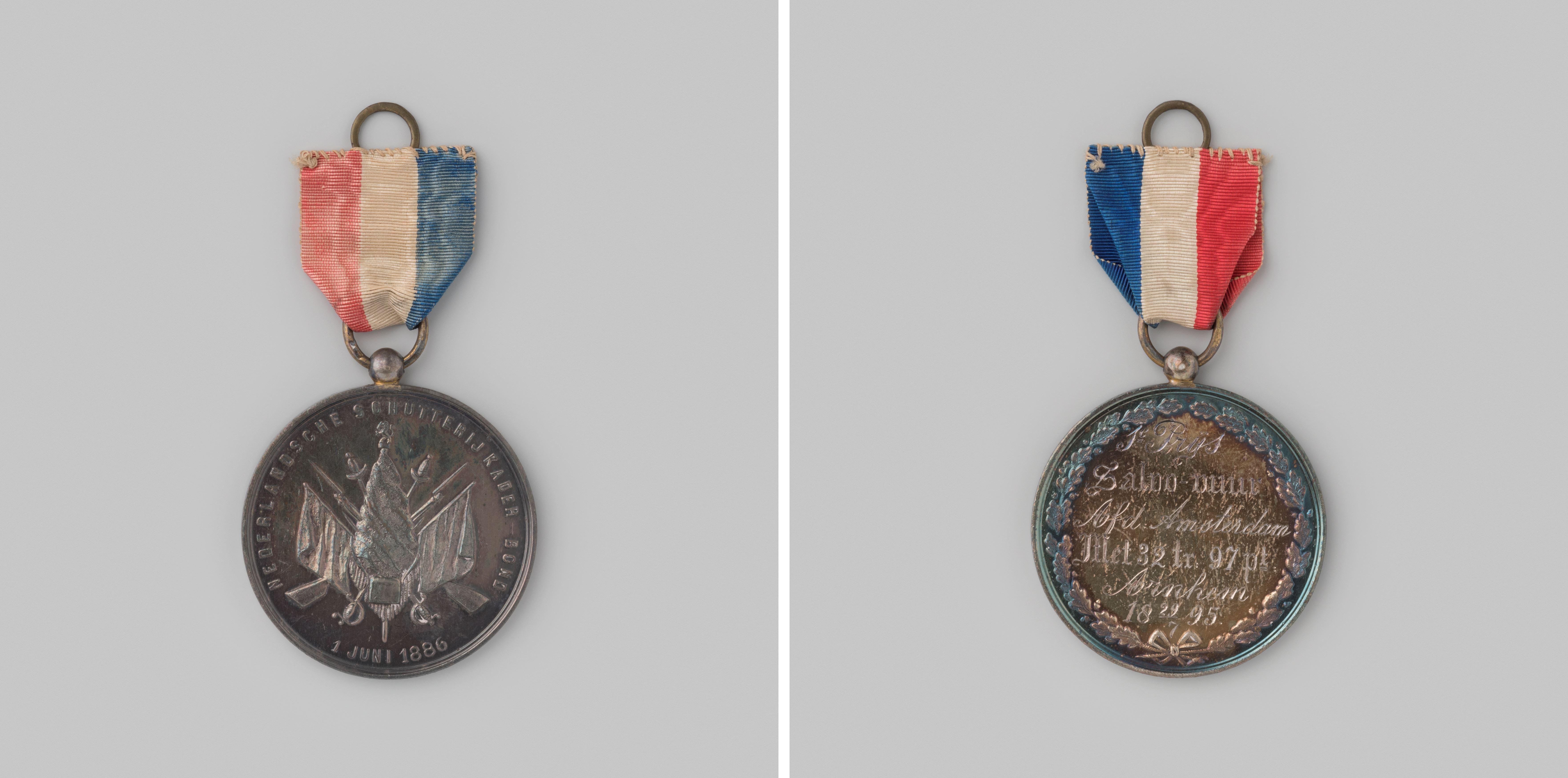Prijspenning van de Nederlandsche Schutterij Kaderbond te Arnhem, 1895, behaald door de afdeling Amsterdam, salvovuur, eerste prijs