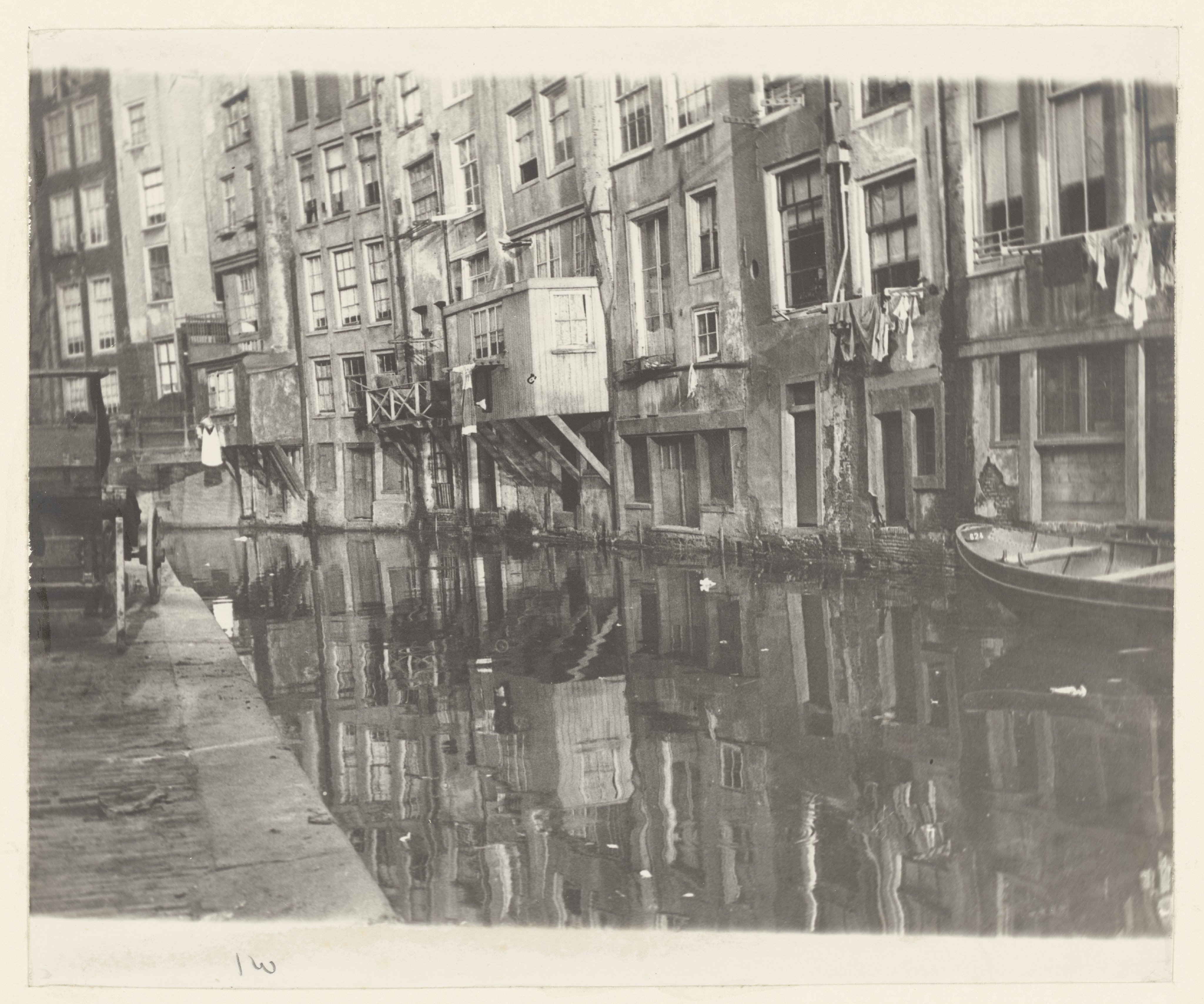 Gezicht op de Oudezijds Achterburgwal en de achterzijde van de Zeedijk in Amsterdam