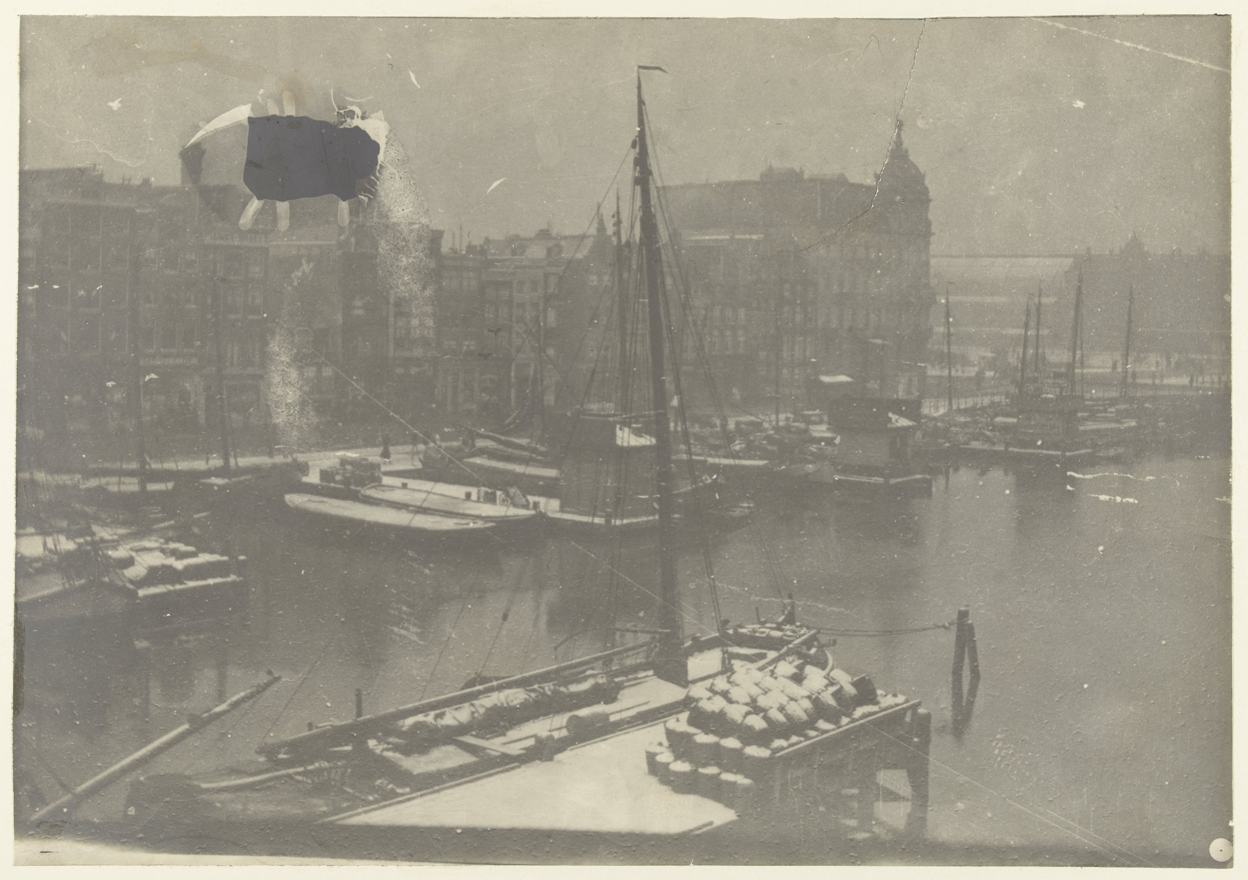 Damrak met schepen te Amsterdam