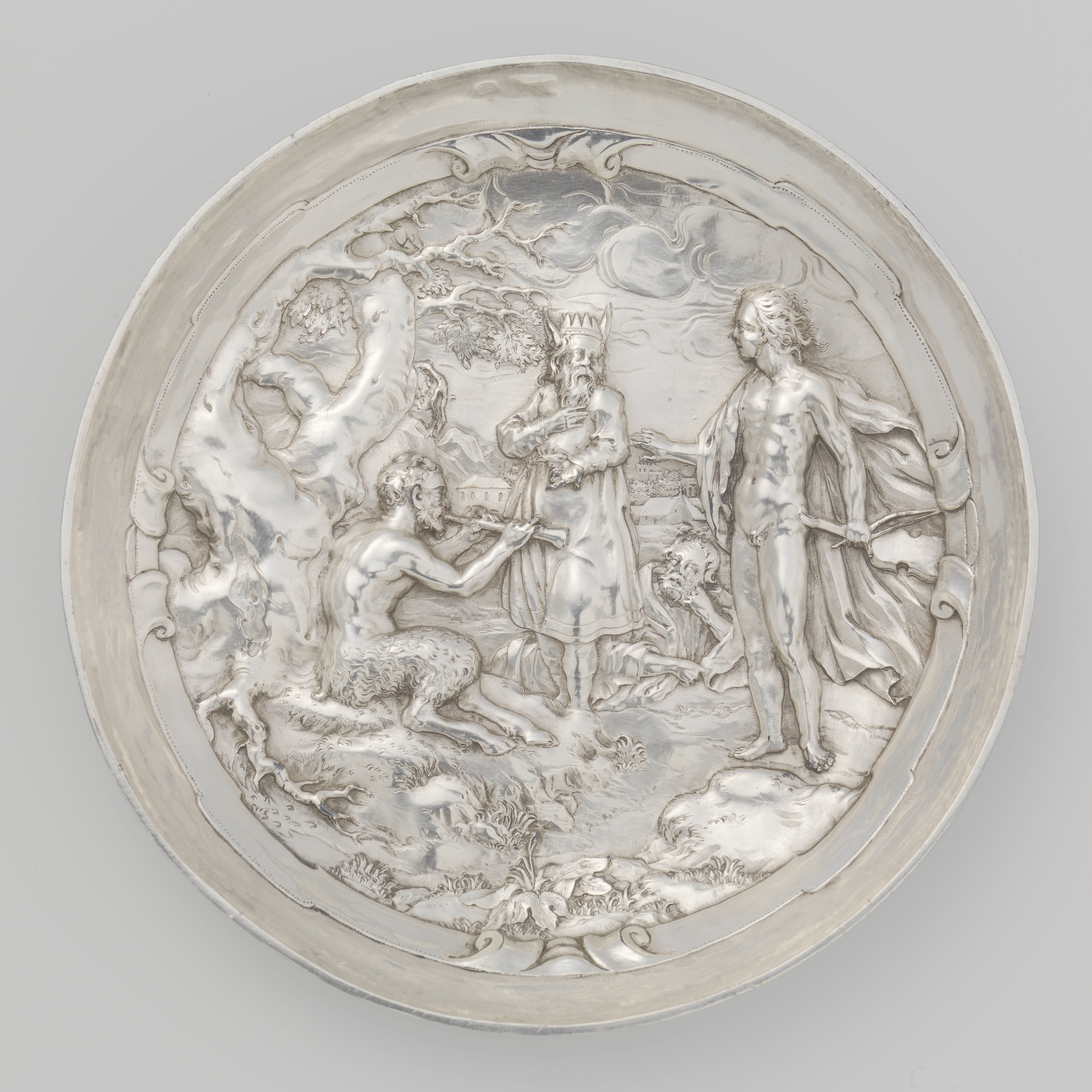 Drinkschaal met de wedstrijd van Apollo en Marsyas