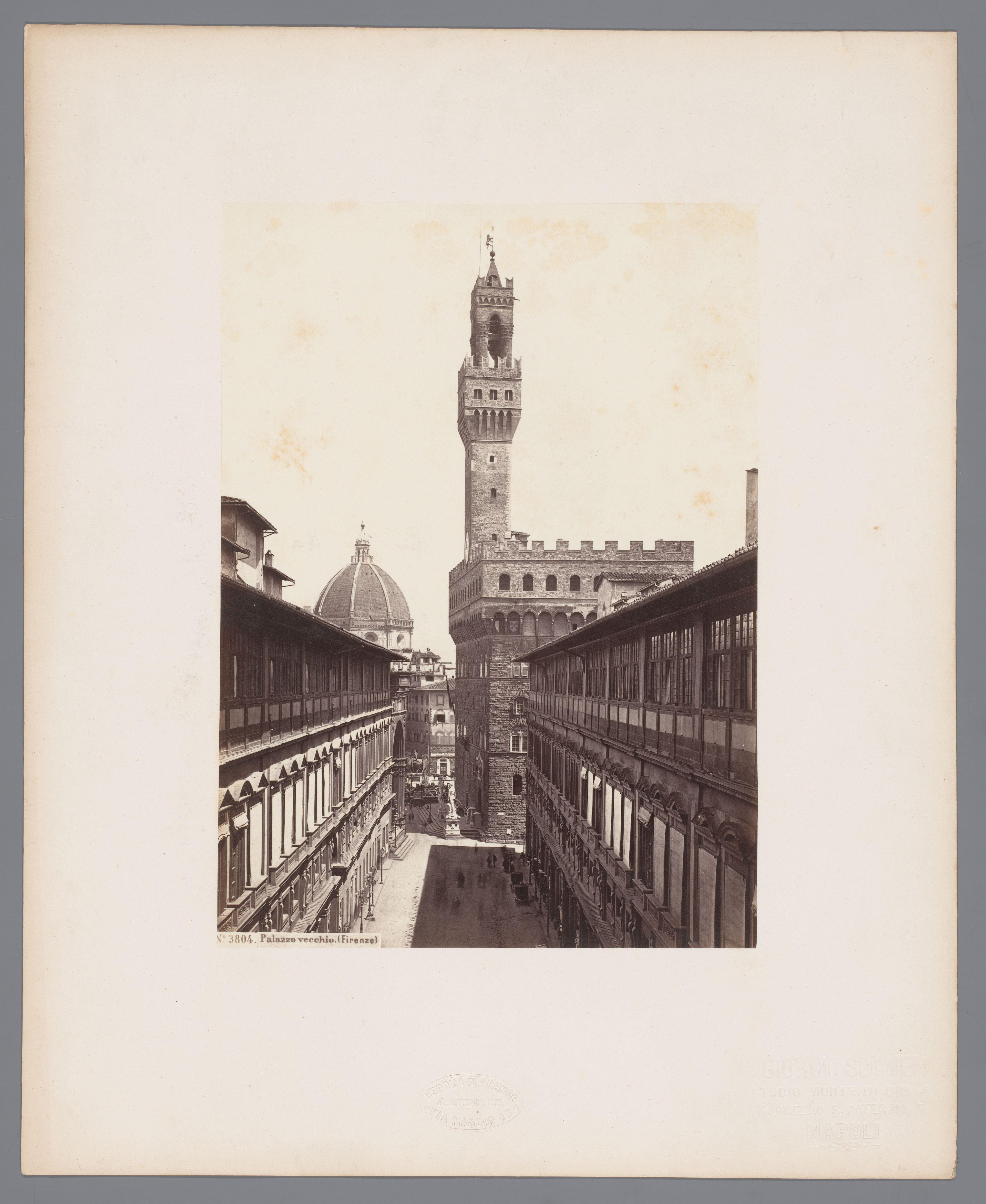 Gezicht op de Galleria degli Uffizi, het Palazzo Vecchio en de Dom te Florence, Italië