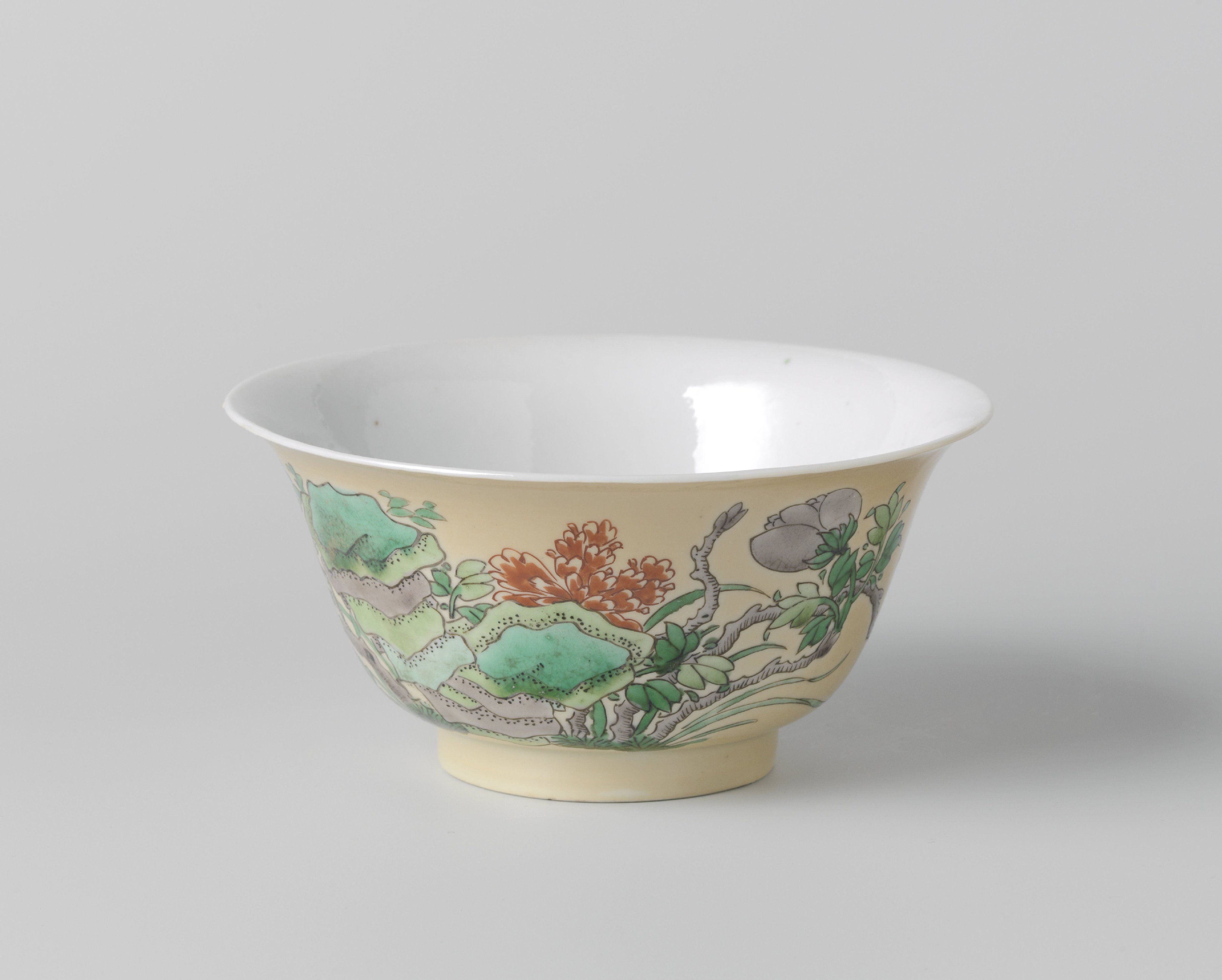 Bell-shaped bowl with onderglaze light brown with rocks and flower