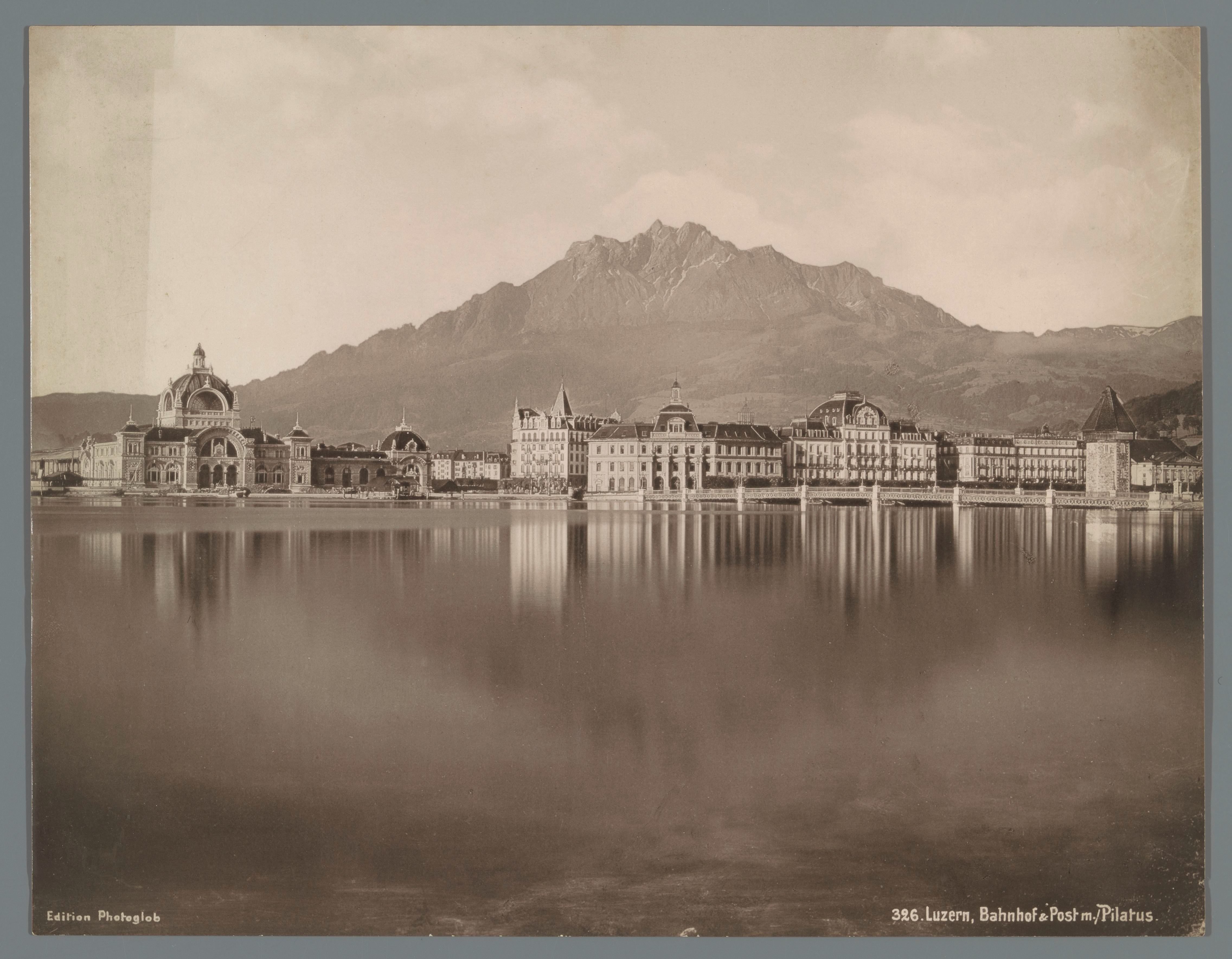 Gezicht op Luzern vanaf het Vierwoudstrekenmeer, links station Luzern en op de achtergrond de Pilatus