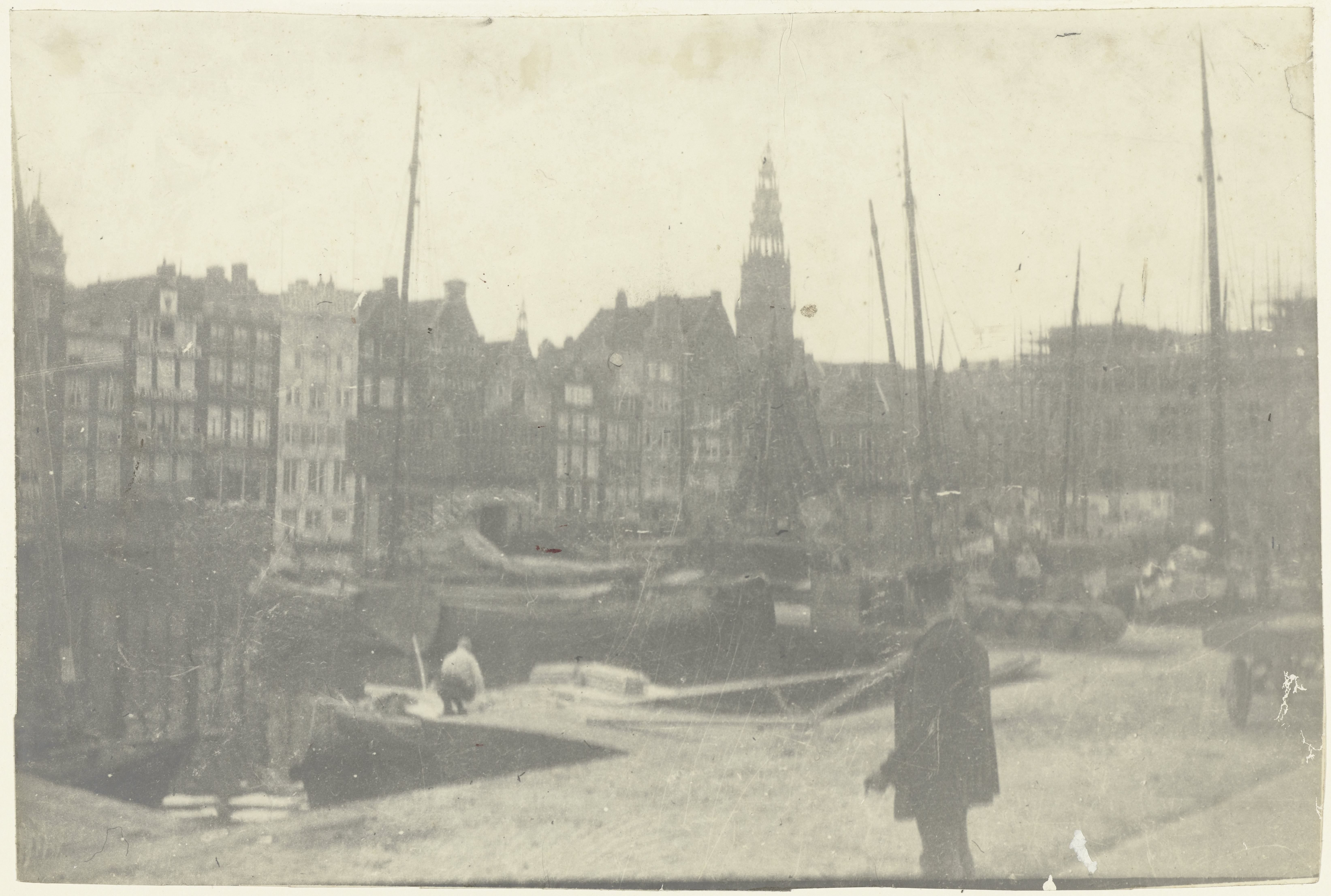 Schepen aan het Damrak te Amsterdam