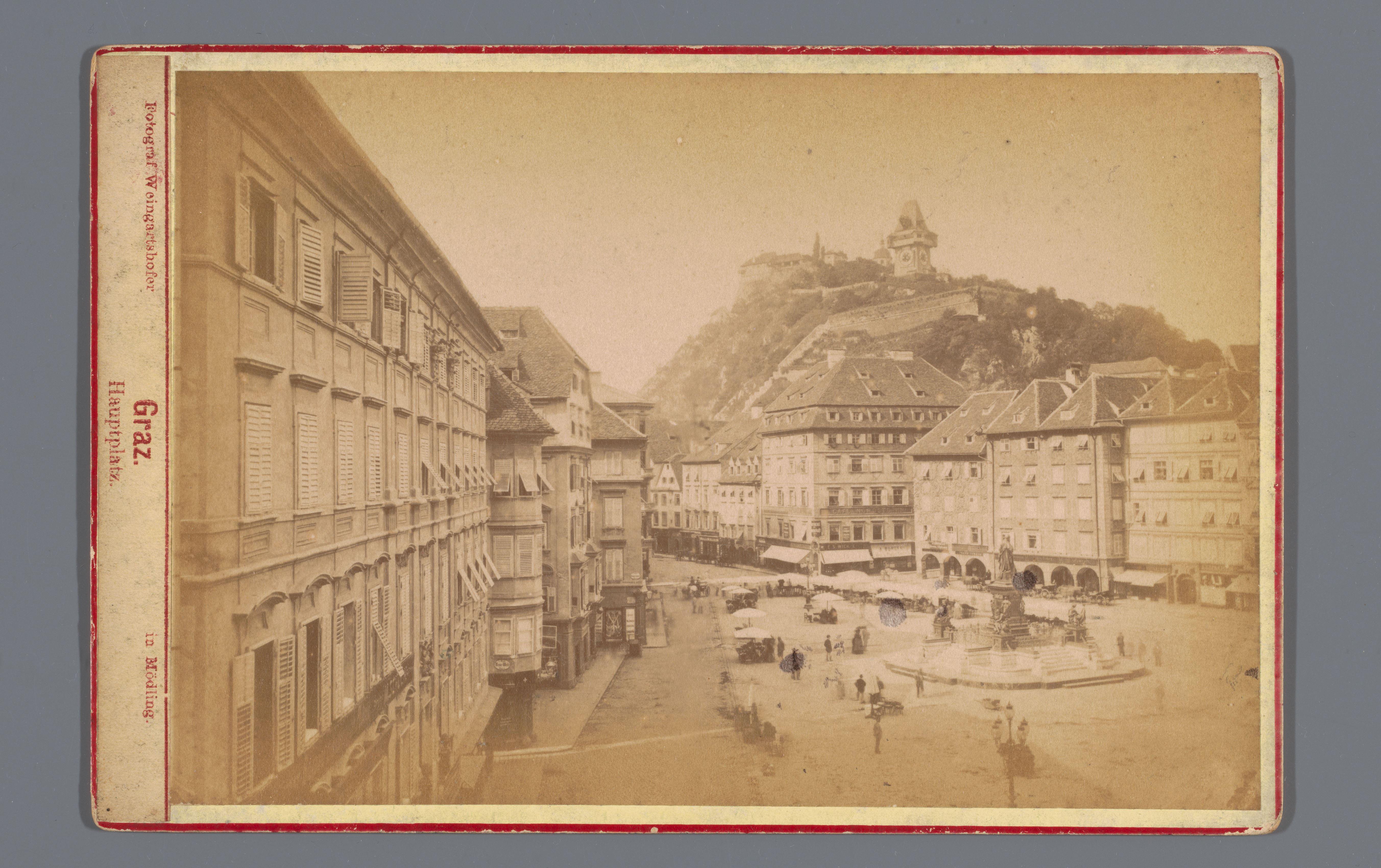 Gezicht op het Hauptplatz met de Erzherzog Johann Brunnen en de Schlossberg te Graz, Oostenrijk