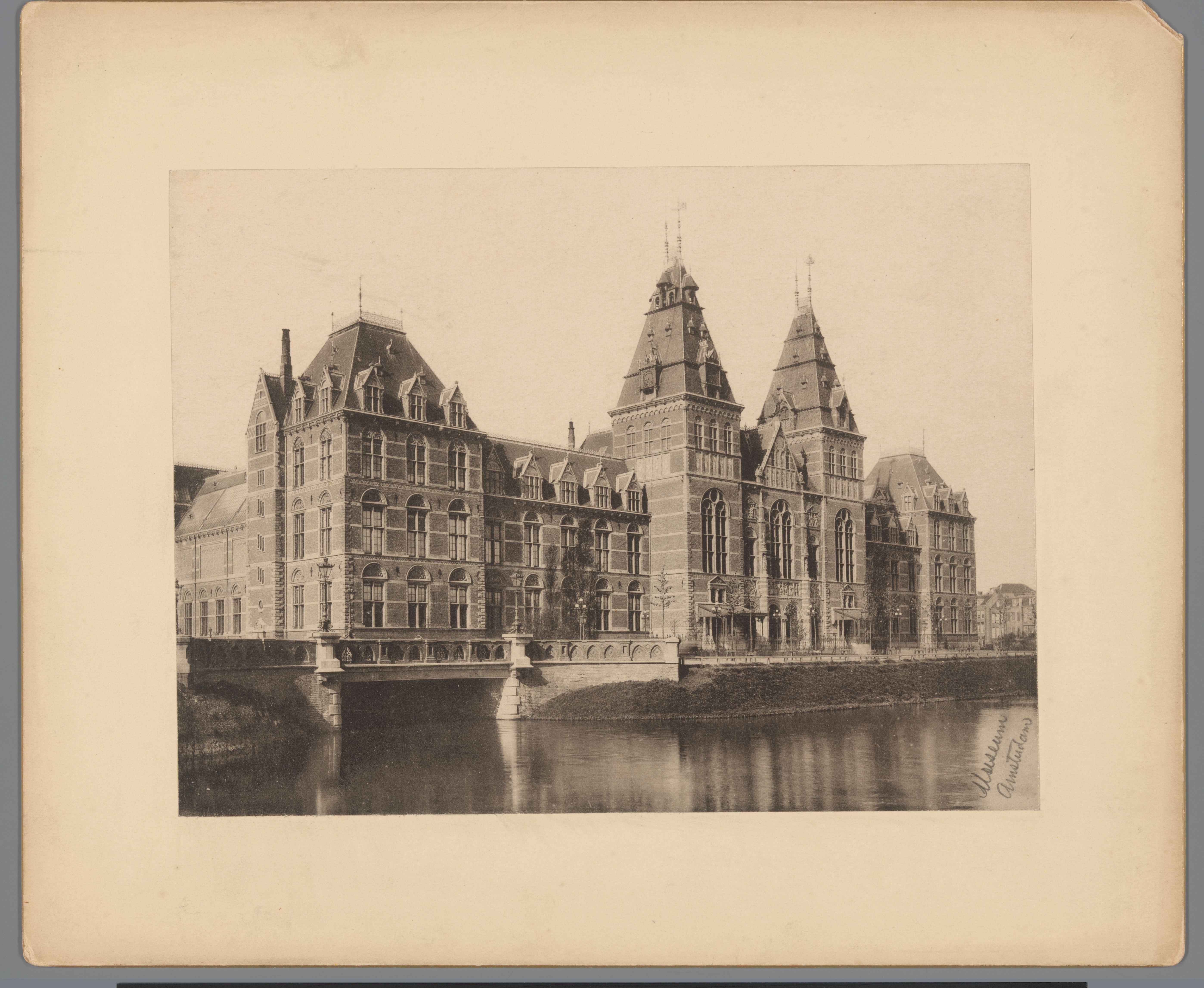 Gezicht op het Rijksmuseum te Amsterdam