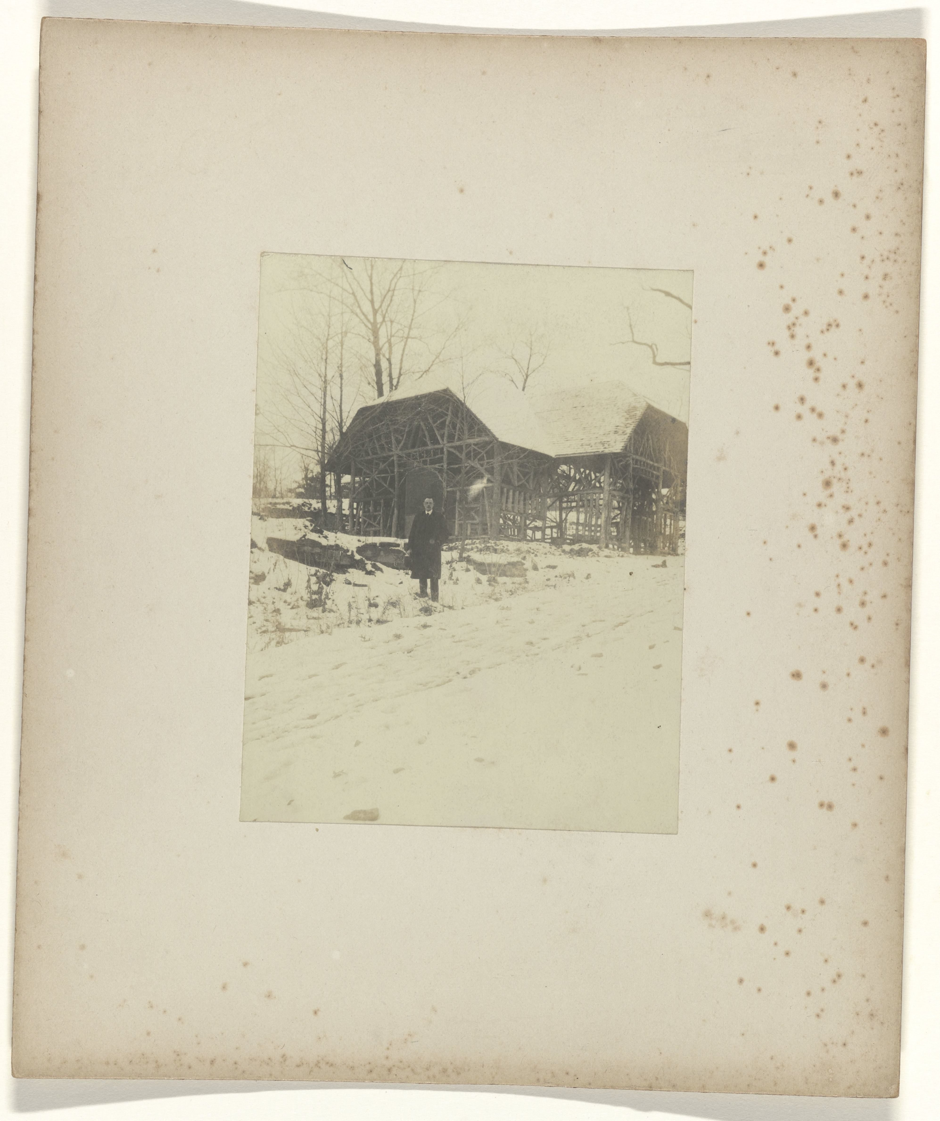 Jan C. Schüller staand voor een restaurant (‘lunchtent’), Meramec Highlands tijdens de wereldtentoonstelling in St. Louis (Louisiana Purchase Exposition), 1904