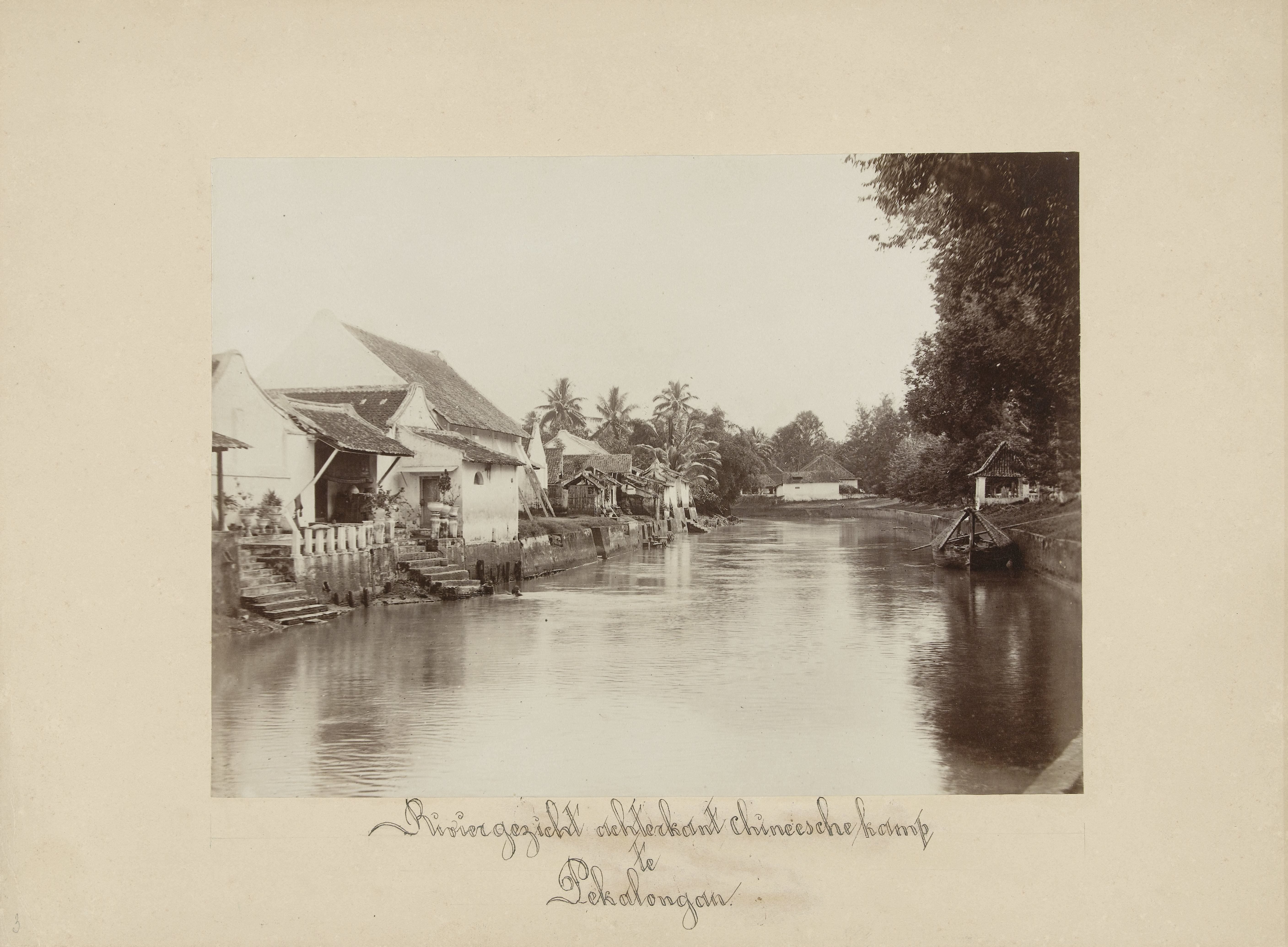 Riviergezicht met woningen langs waterkant, Pekalongan