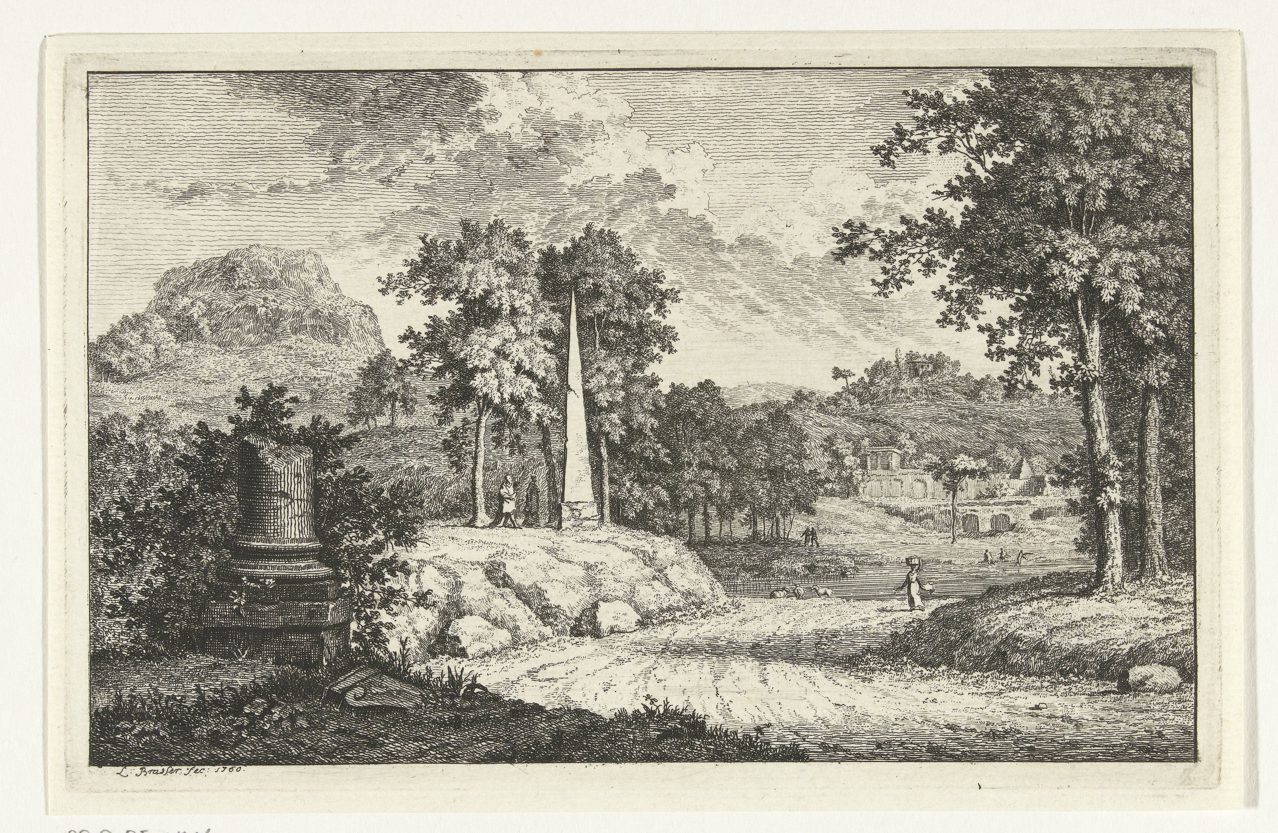 Heuvelachtig landschap met obelisk langs de weg