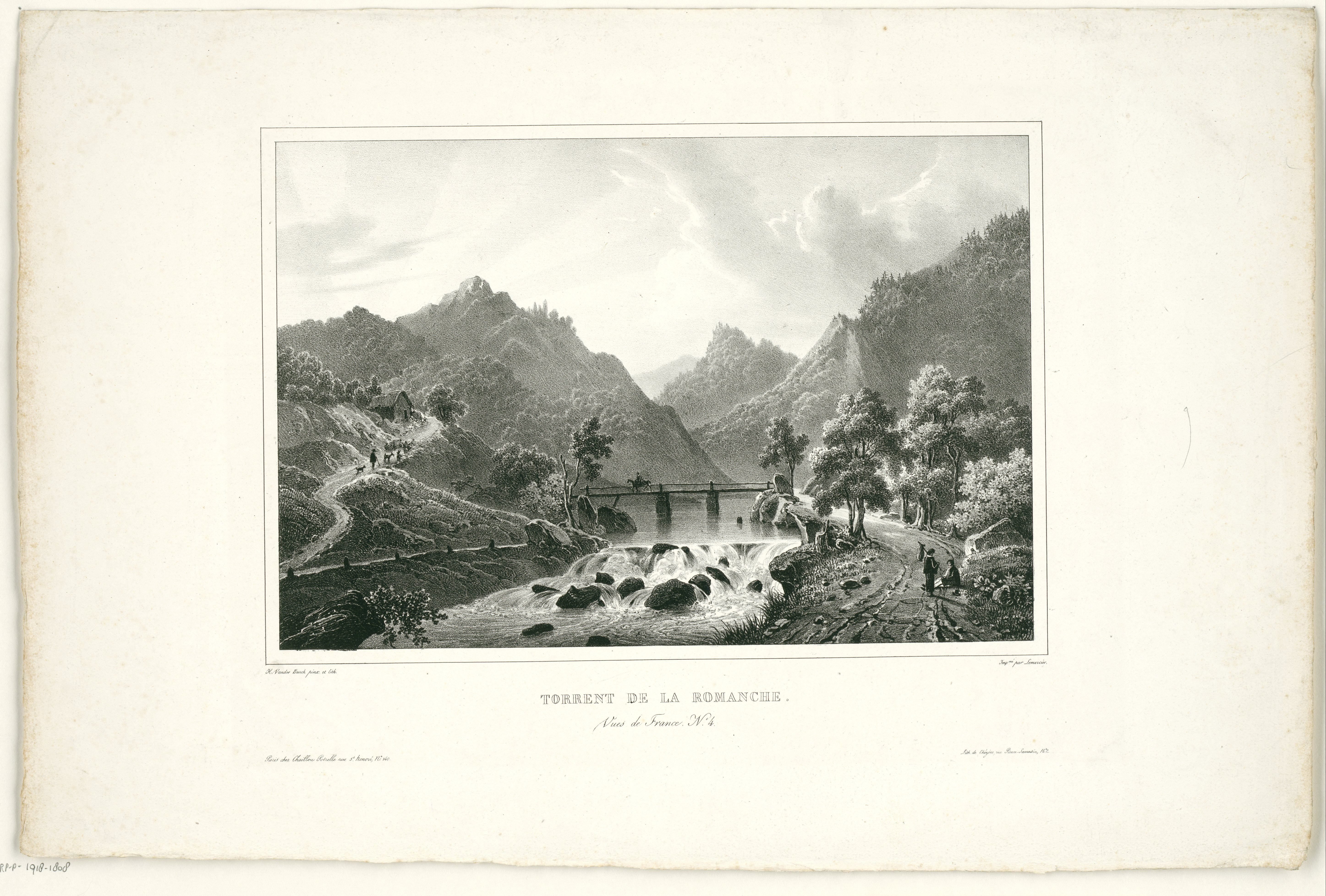 Gezicht op een heuvelachtig landschap met stroomversnelling in een rivier
