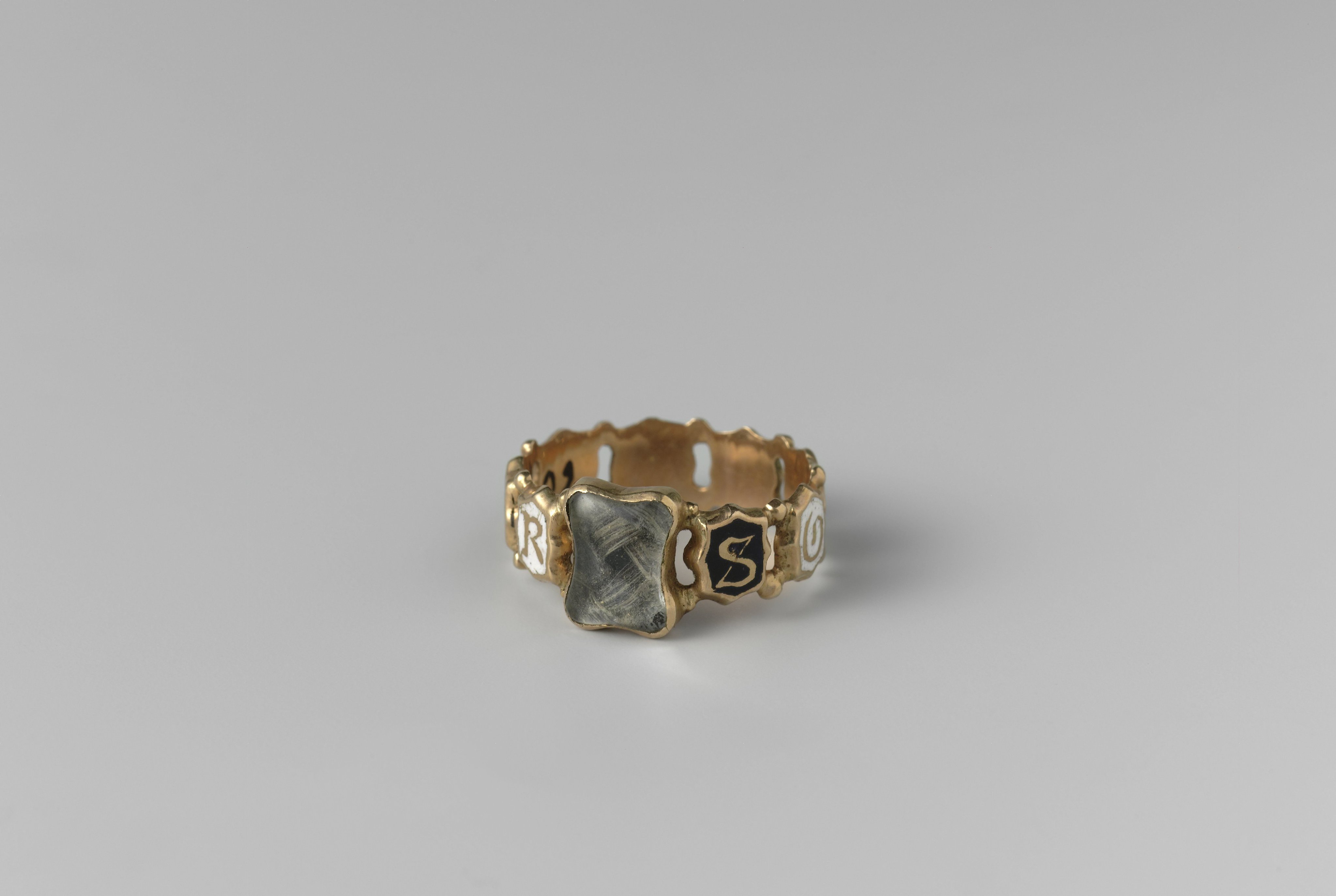 Ring met inscriptie ‘souvenir’