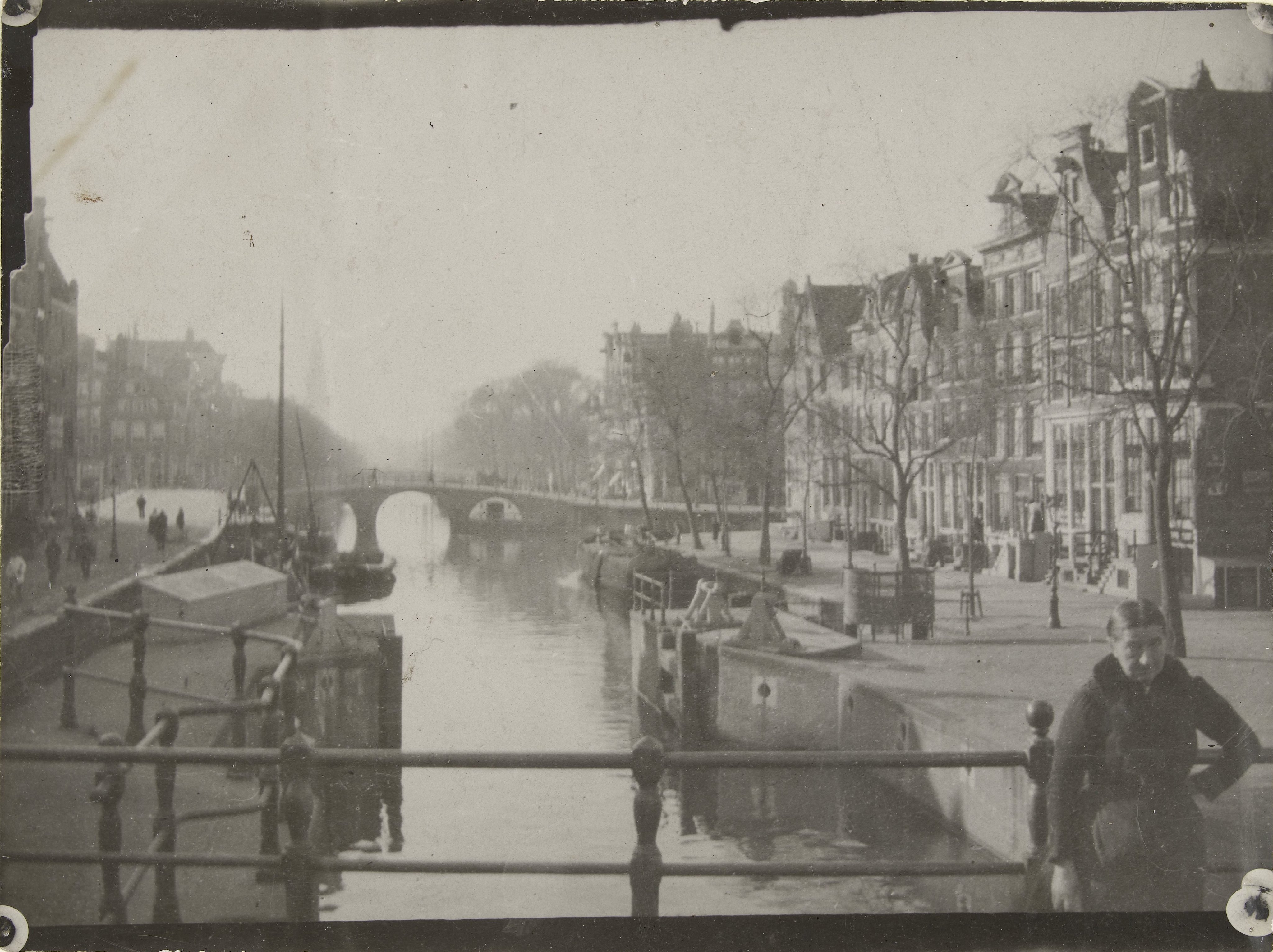 Gezicht op de Korte Prinsengracht in Amsterdam, richting Prinsengracht met Westerkerk