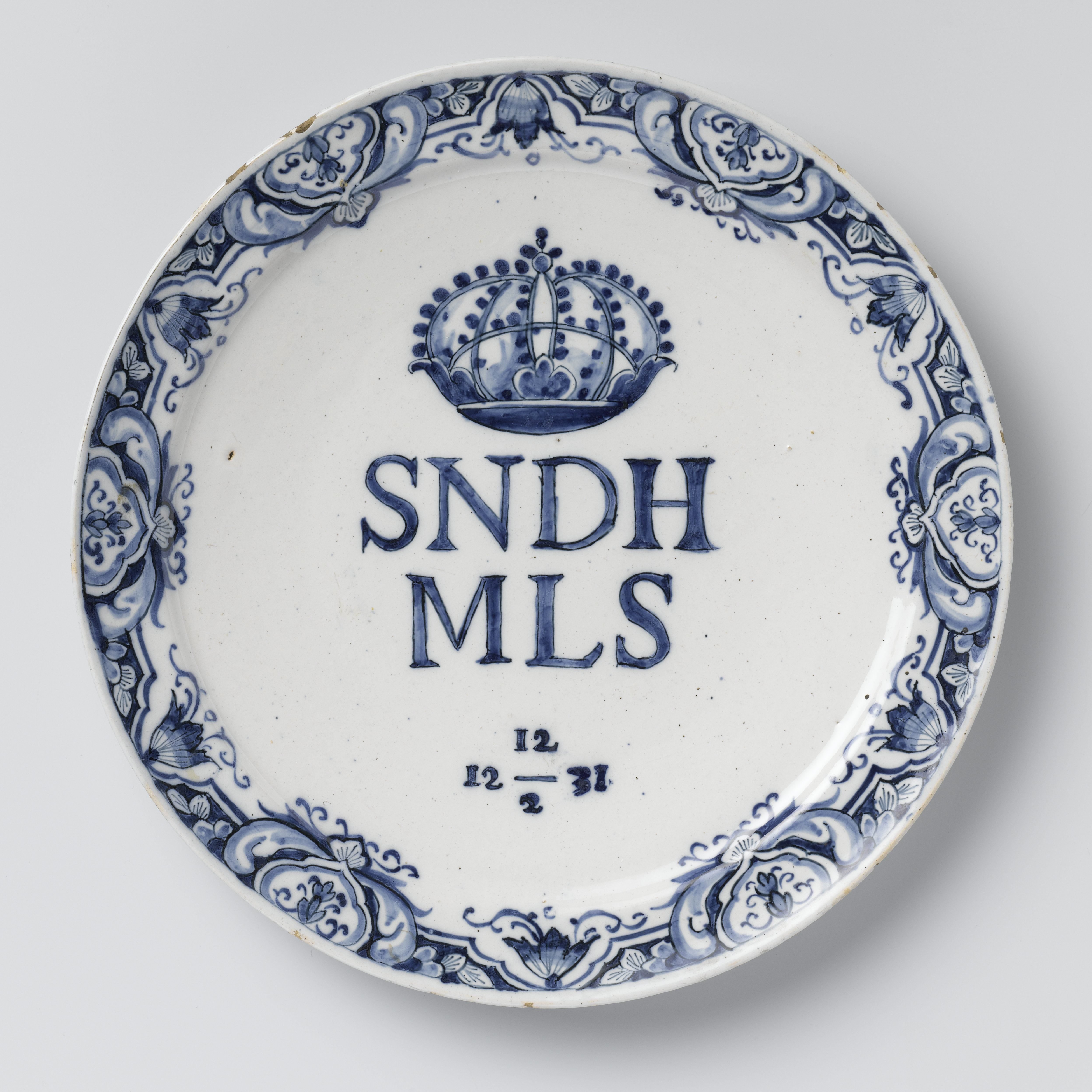 Bord, beschilderd met twee onbekende monogrammen onder een kroon