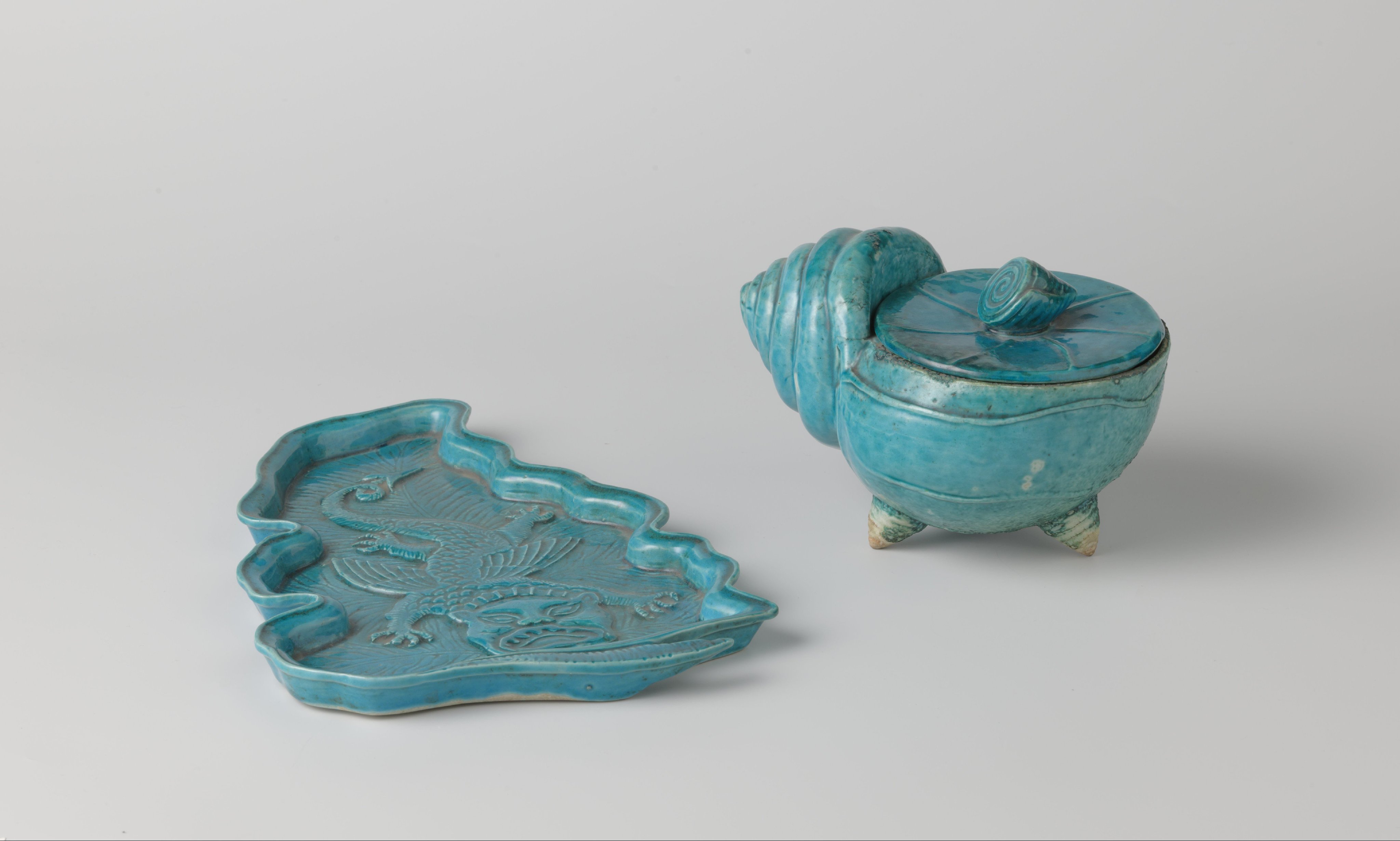 Scallop-shaped covered bowl with a leaf-shaped stand with dragon