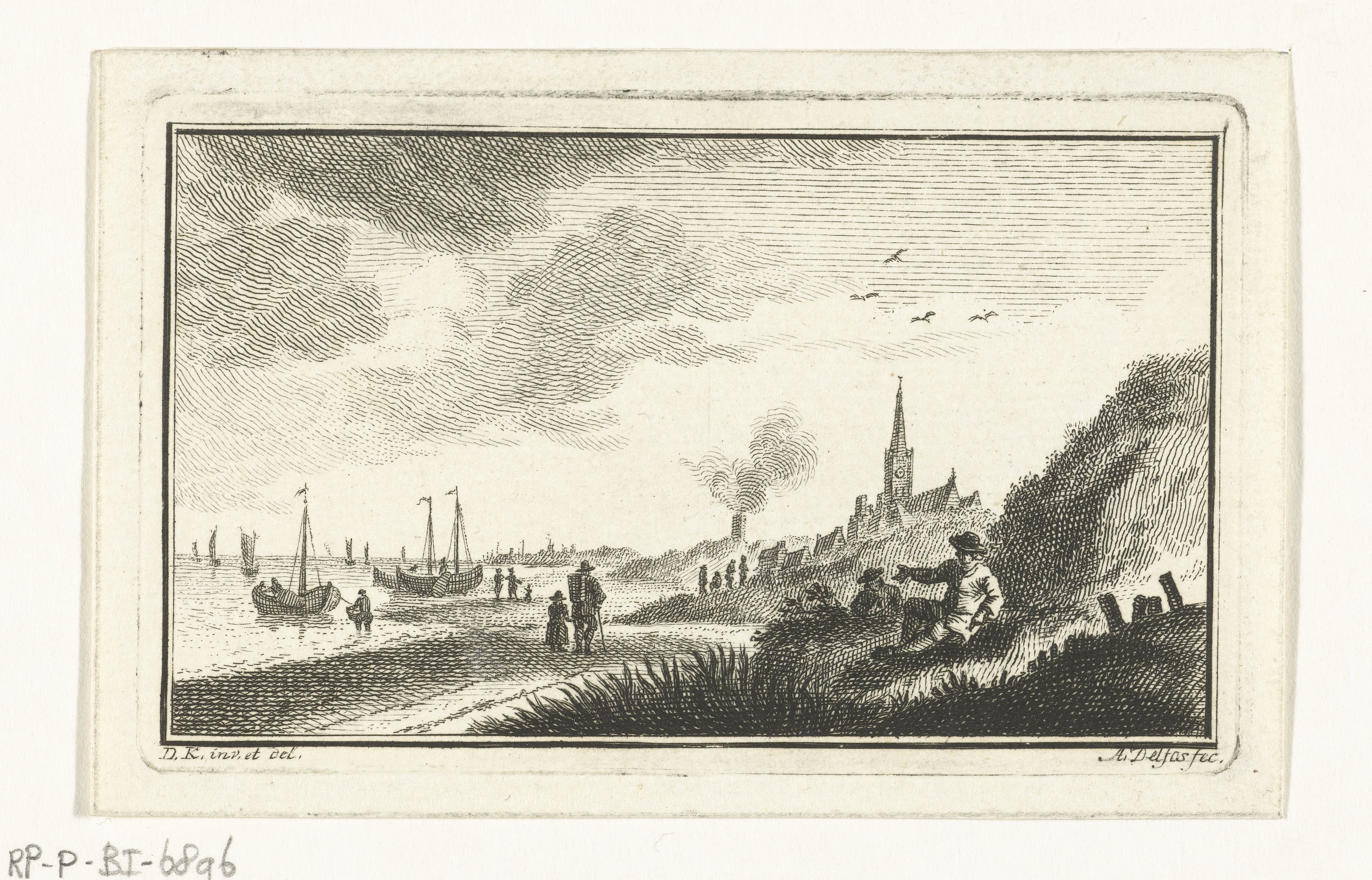 Kustgezicht met dorp in duinen en vissersboten op het strand
